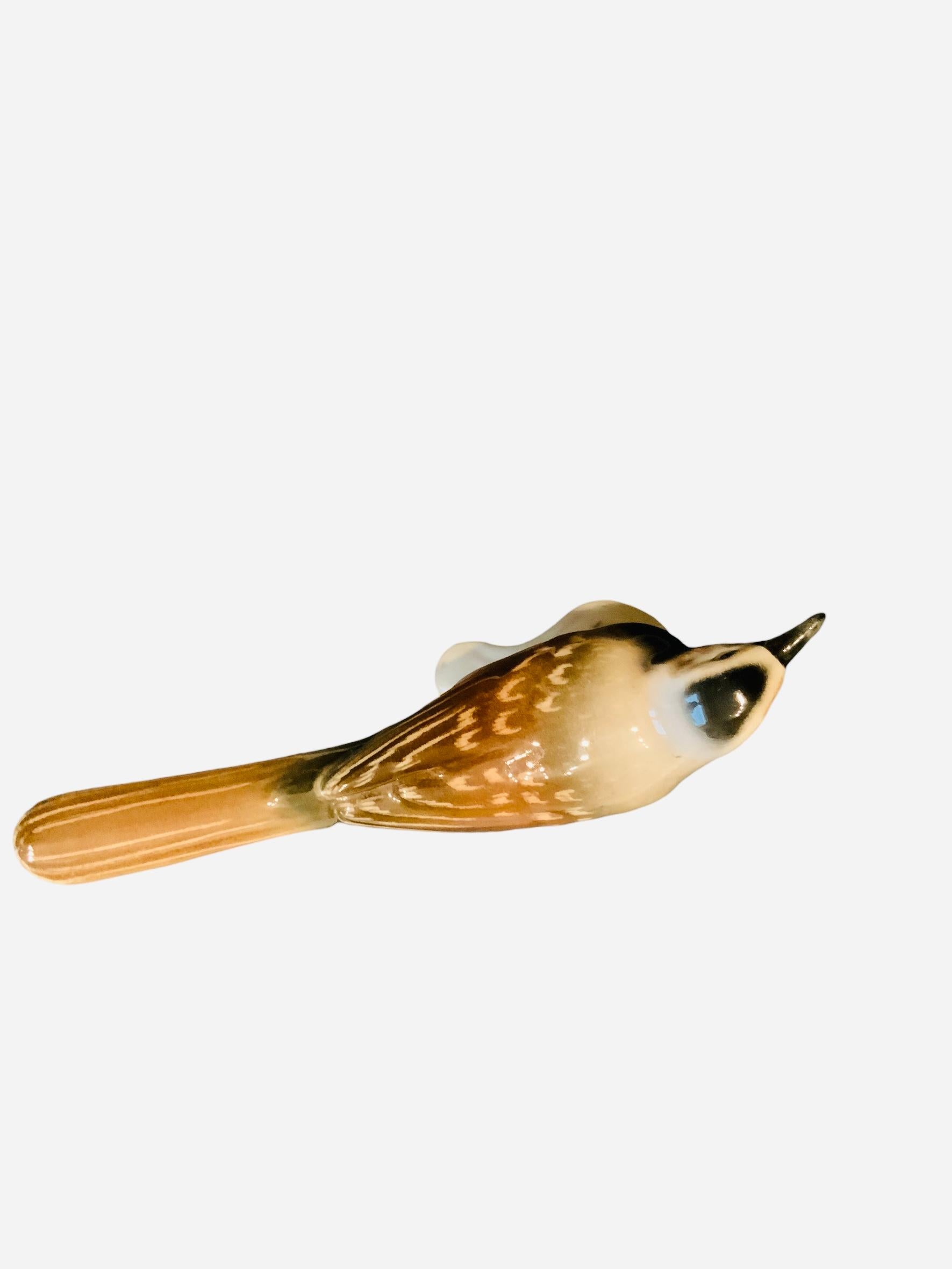 Art nouveau Figurine d'oiseau peinte à la main en porcelaine de Goebel représentant une queue de bœuf en vente