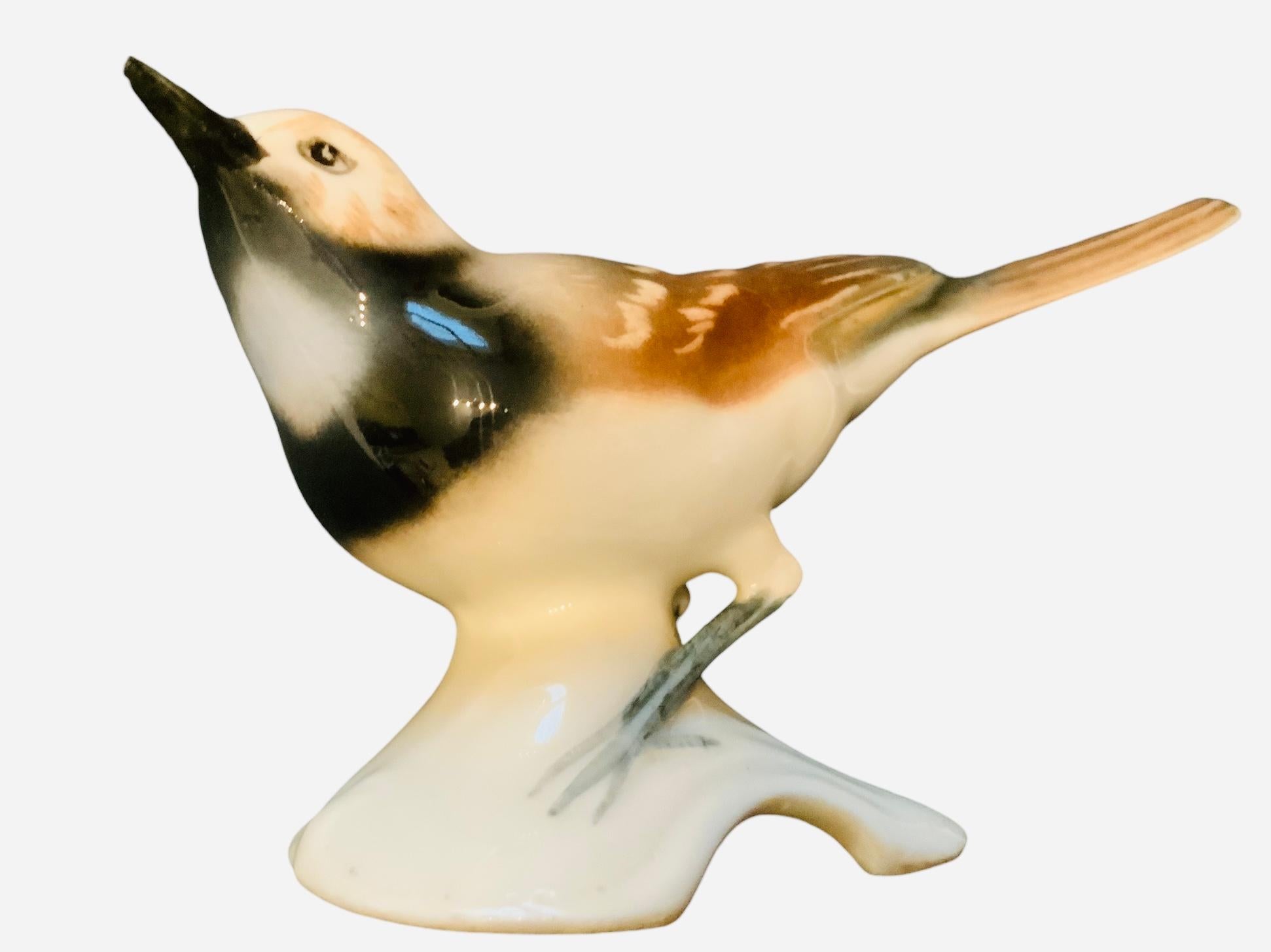 Allemand Figurine d'oiseau peinte à la main en porcelaine de Goebel représentant une queue de bœuf en vente