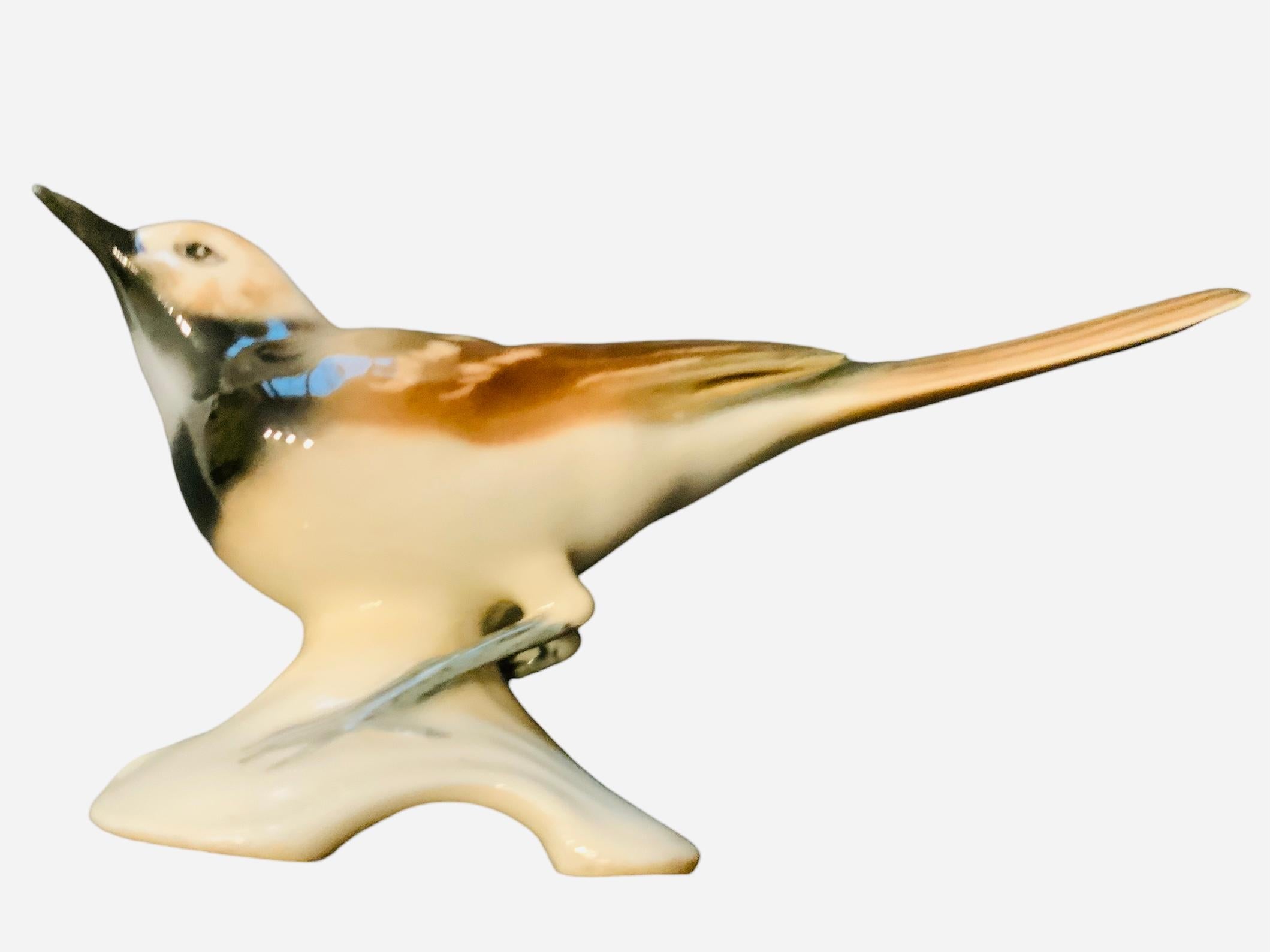 Moulé Figurine d'oiseau peinte à la main en porcelaine de Goebel représentant une queue de bœuf en vente