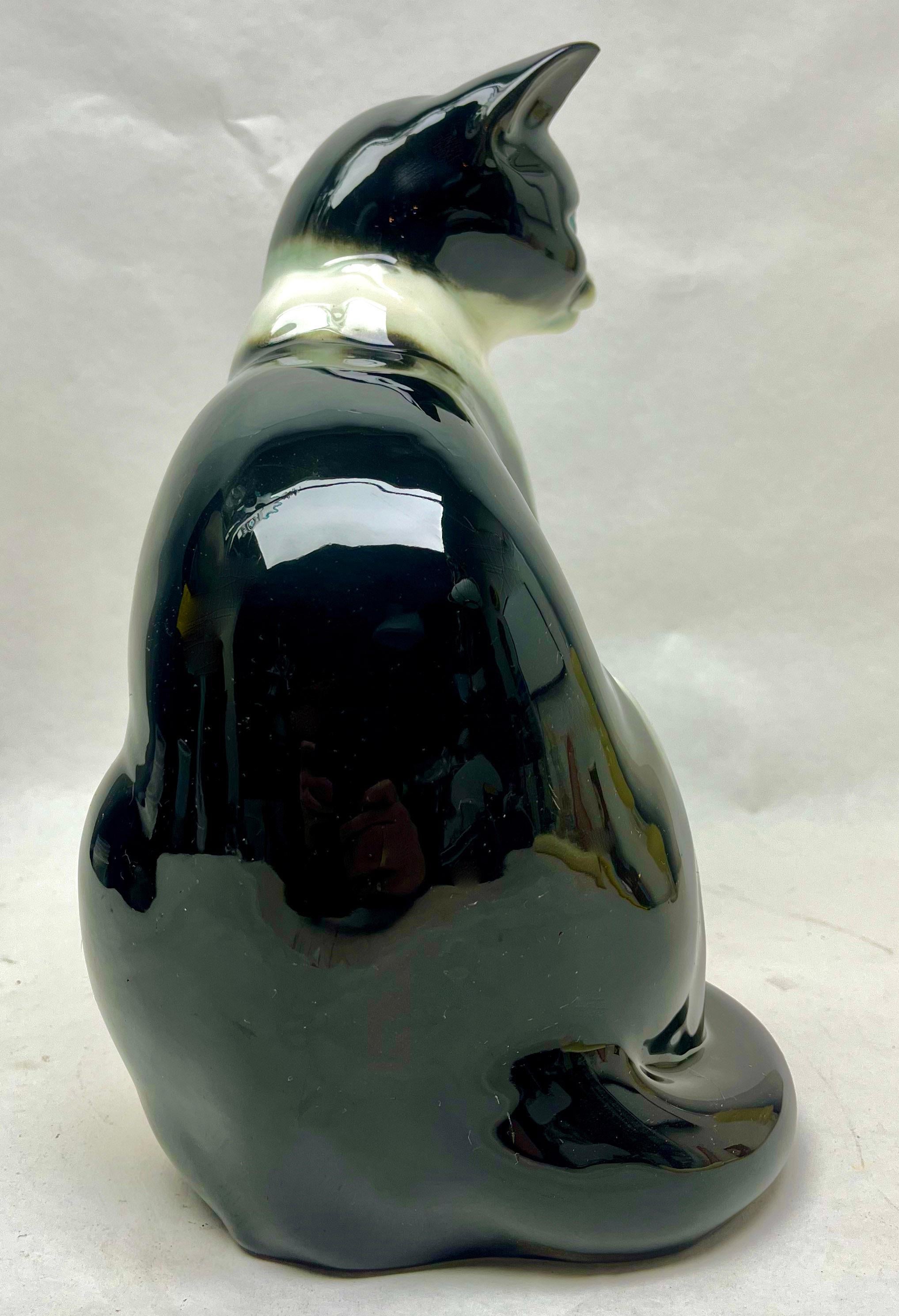Goebel produjo esta dramática figura de porcelana que representa a un gato, hacia 1960 Porcelana en venta