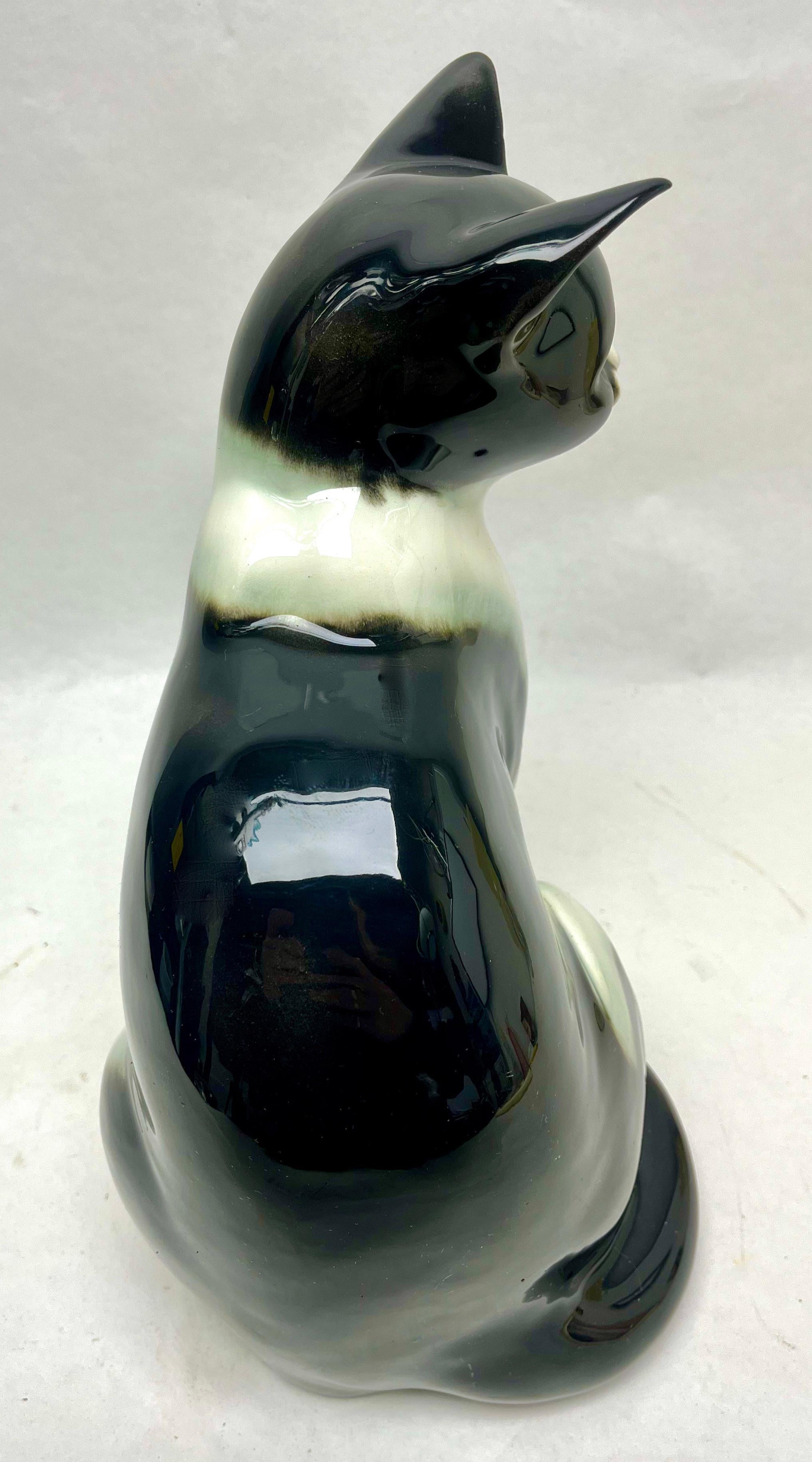 Goebel produjo esta dramática figura de porcelana que representa a un gato, hacia 1960 en venta 1