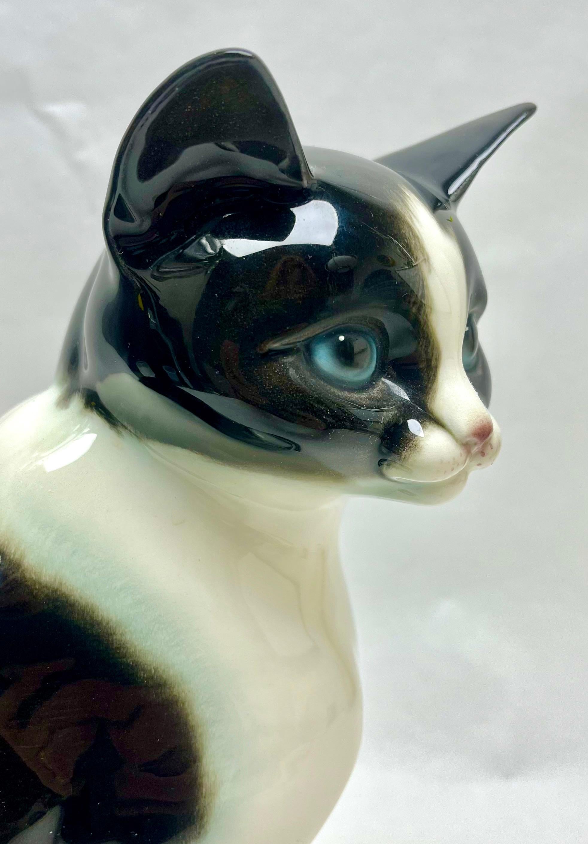 Goebel a produit cette spectaculaire figurine en porcelaine représentant un chat, vers 1960.
La pièce est en excellent état et d'une grande beauté.

Dimensions : hauteur : 10.63 in (27 cm) ?
diamètre : 6,3 in (16 cm)










 