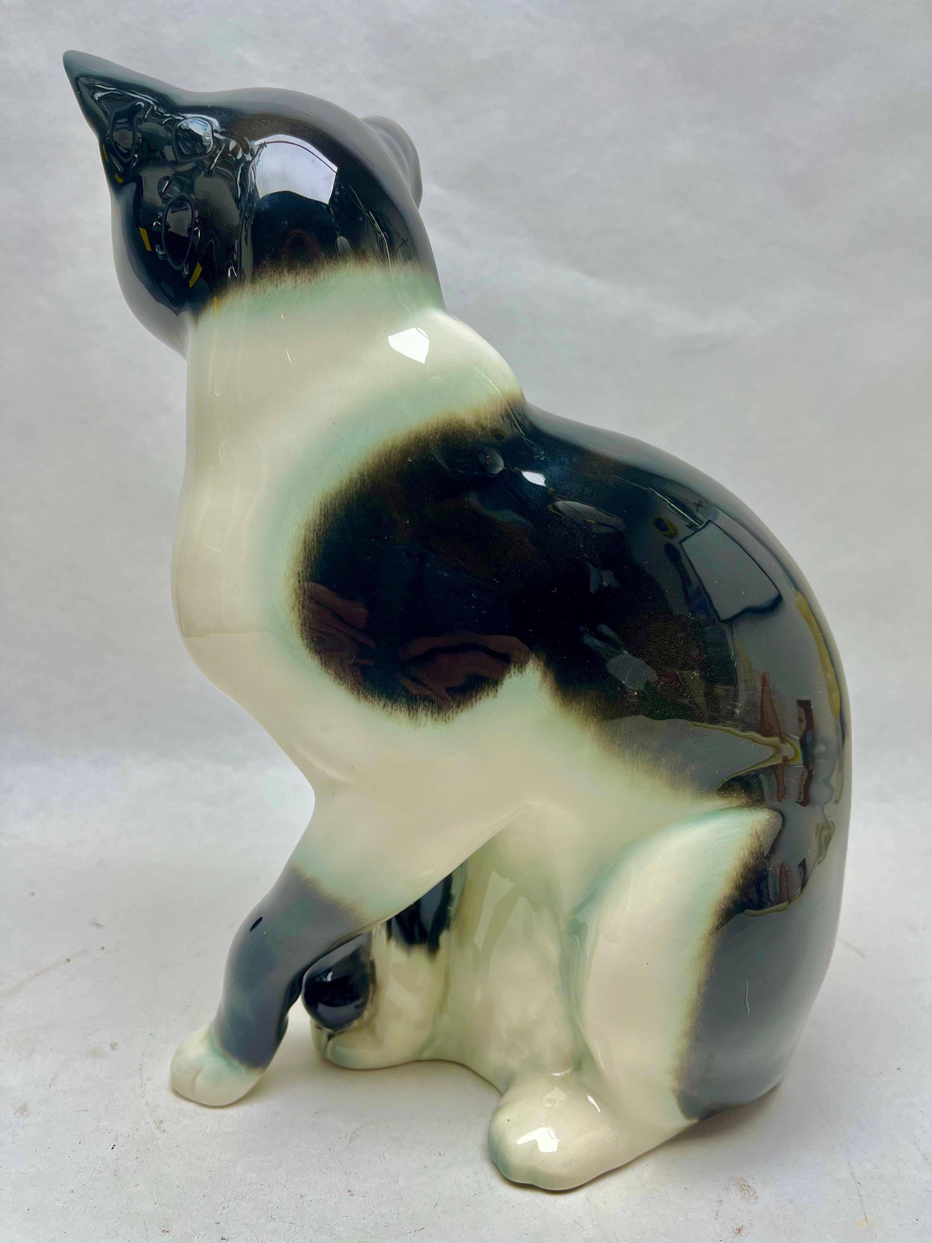 Allemand Goebel a produit cette dramatique figurine en porcelaine représentant un chat, vers 1960 en vente