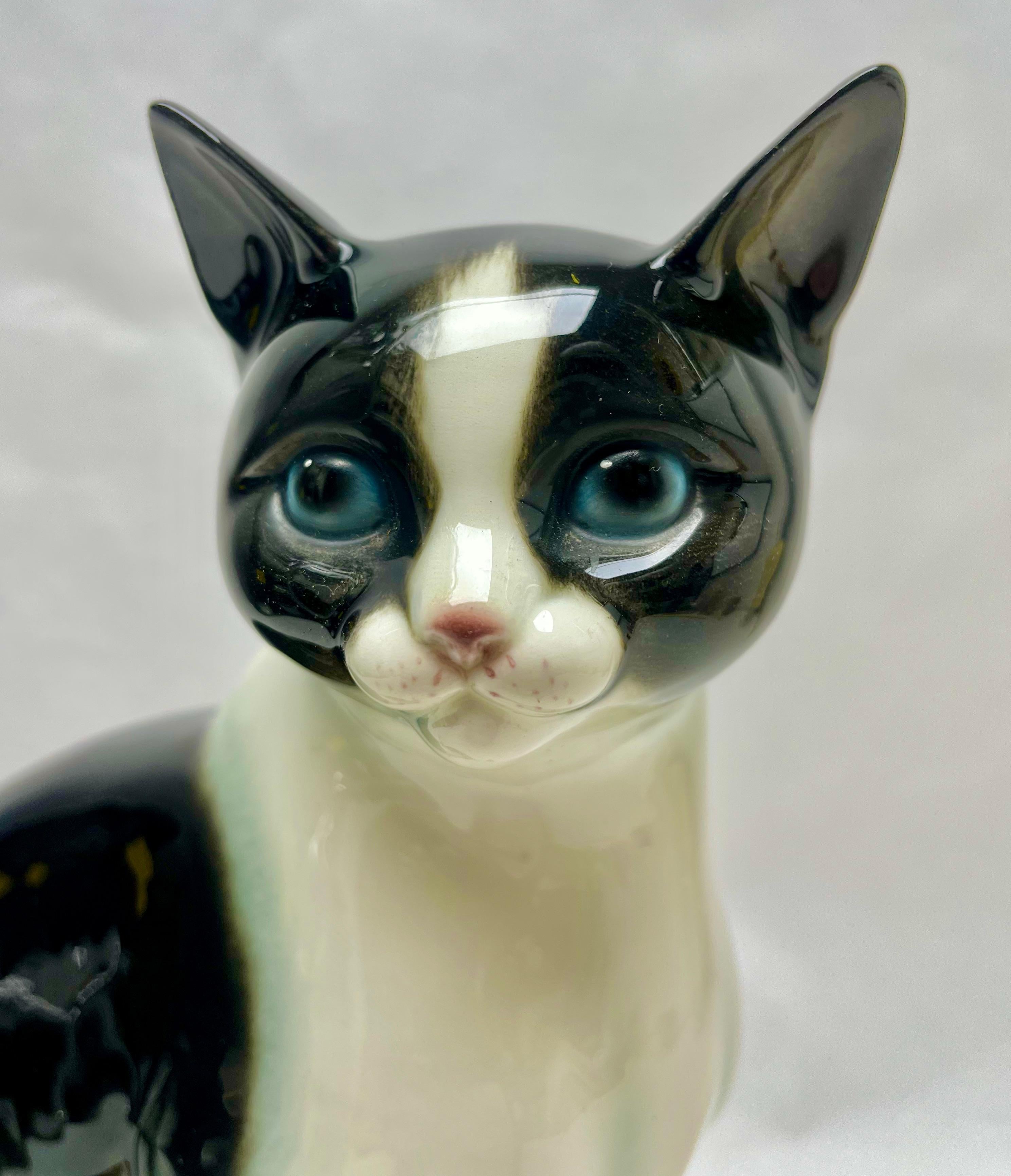 Fait main Goebel a produit cette dramatique figurine en porcelaine représentant un chat, vers 1960 en vente