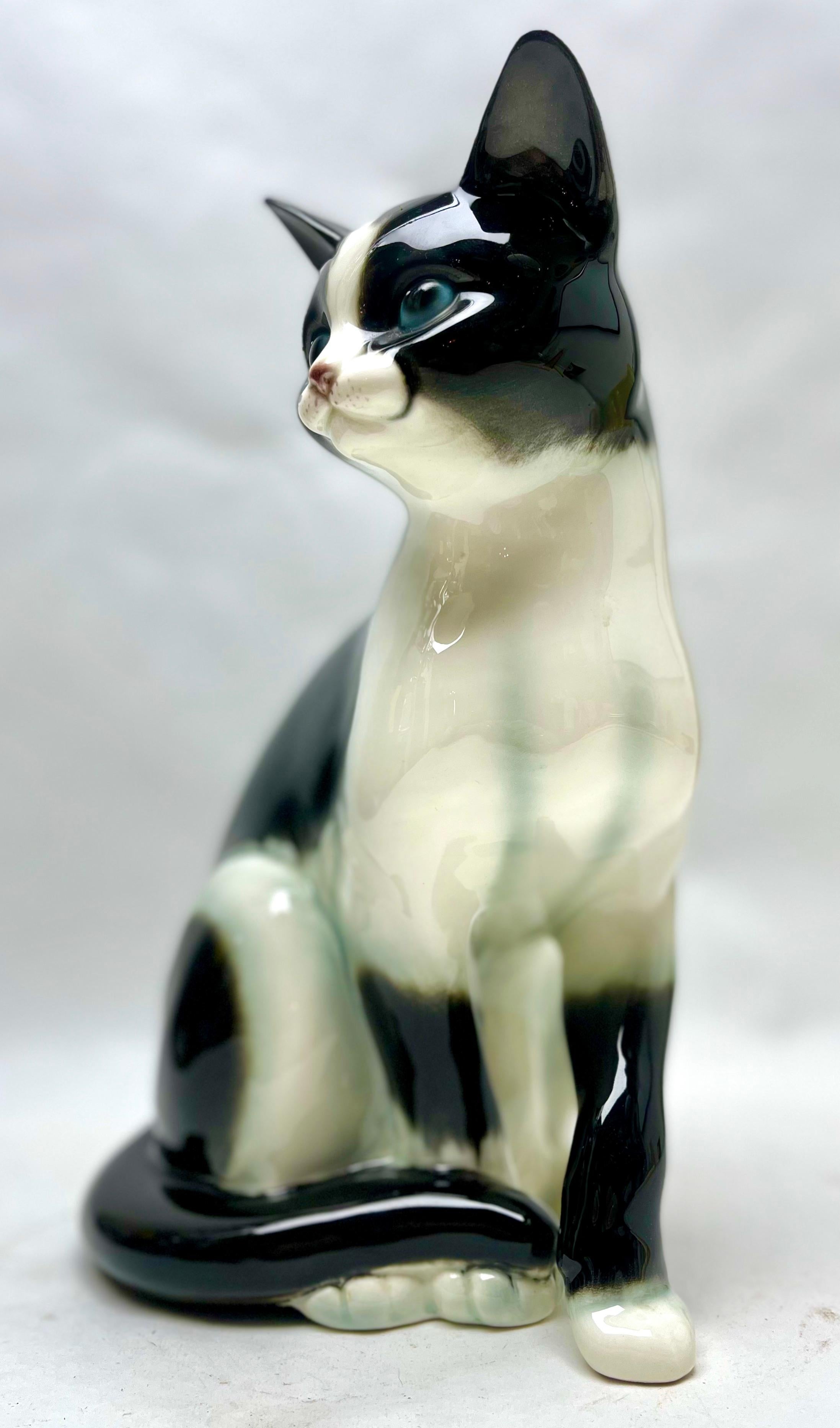 Goebel produjo esta dramática figura de porcelana que representa a un gato, hacia 1960 Glaseado en venta
