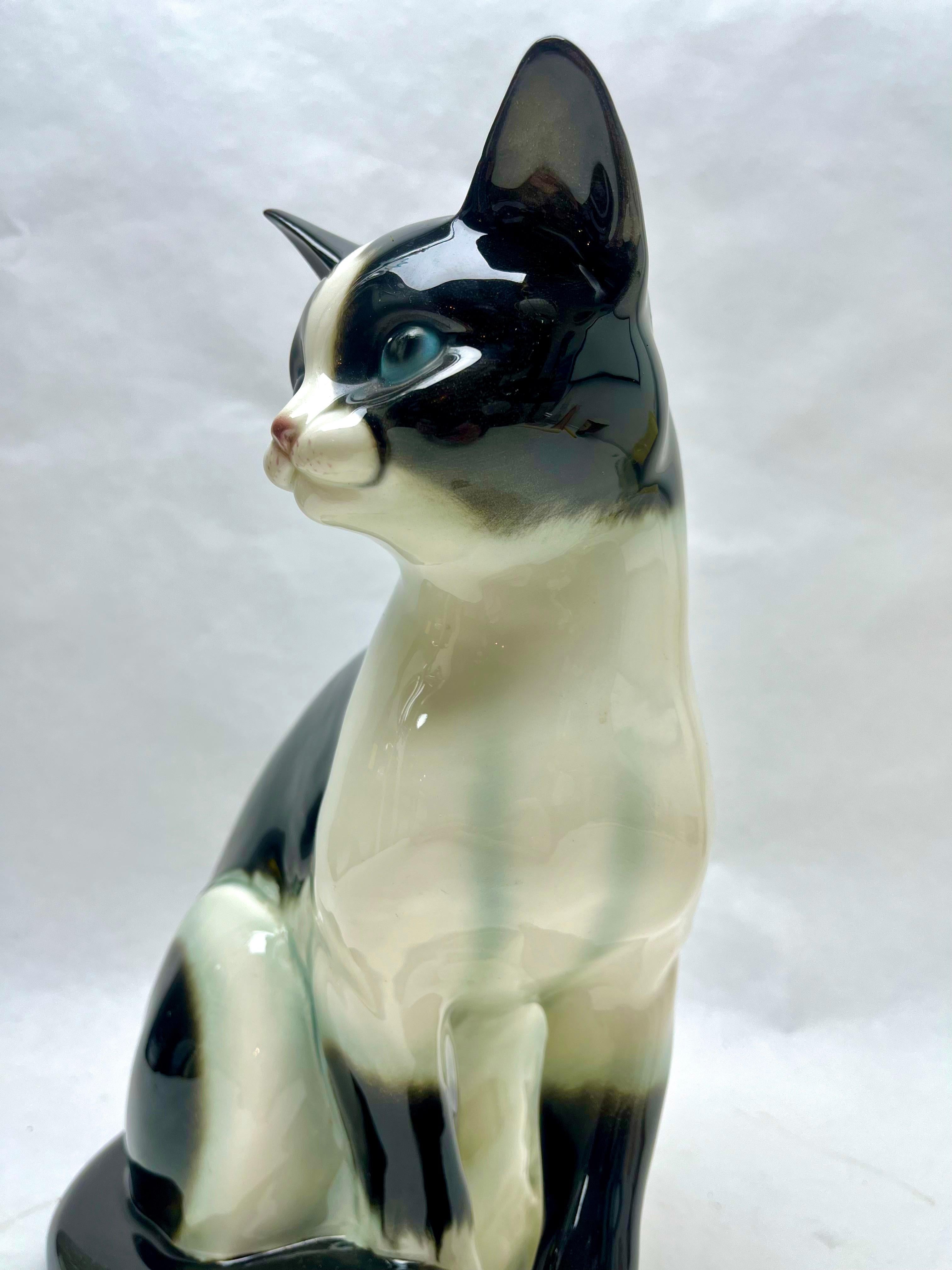 Goebel Produced This Dramatic Porcelain Figurine Depicting Cat, circa 1960 In Good Condition For Sale In Verviers, BE