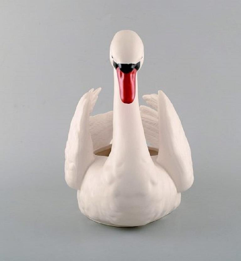 Goebel swan in porcelain, 1980s.
Measures: 25 x 21.5 cm.
In very good condition.
Stamped.