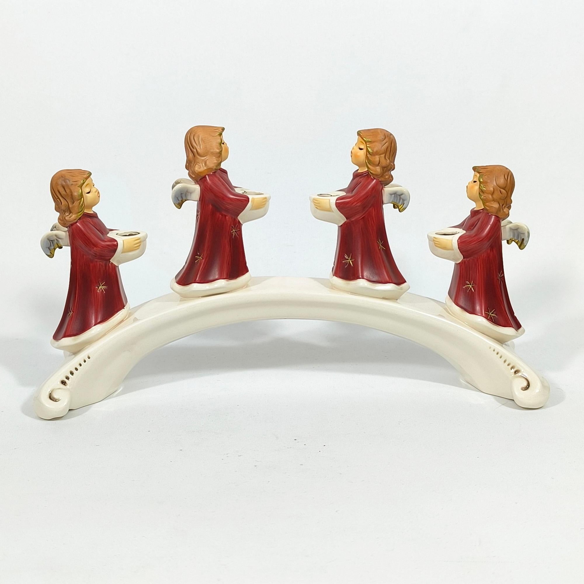 Goebel, Allemagne de l'Ouest. Bougeoir de l'Avent avec des anges en porcelaine. Daté de 1971. Un bougeoir de l'Avent en forme de pont avec quatre anges.
Il est en excellent état et n'a subi aucun dommage. Le dessous porte la marque du fabricant, le