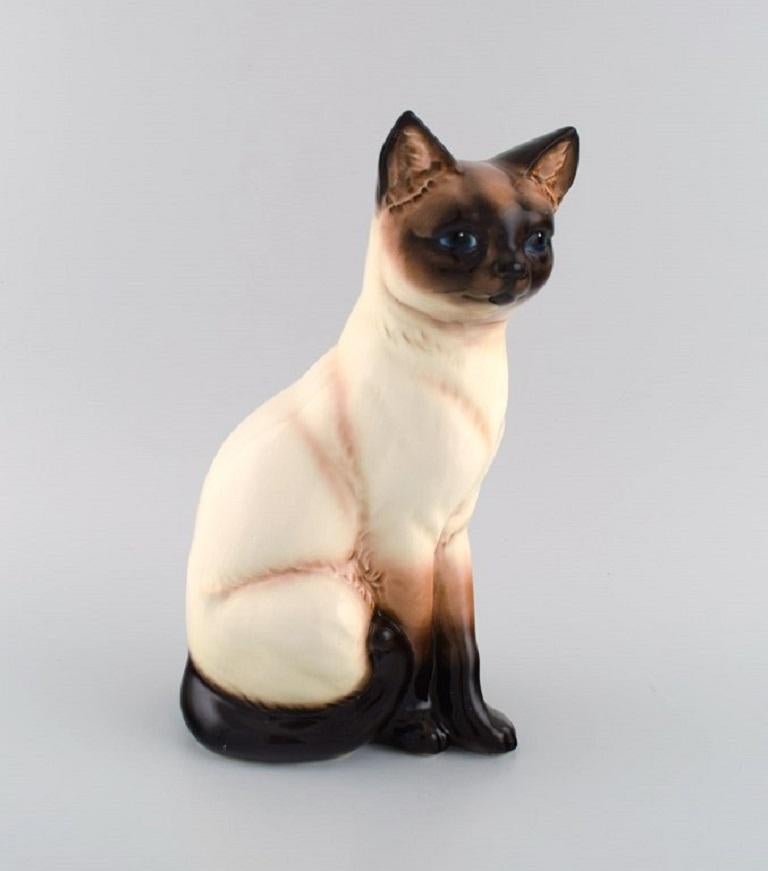 Goebel, West Germany. Large porcelain cat. 
1970/80s.
Measures: 27.5 x 16 cm.
In excellent condition.
Stamped.