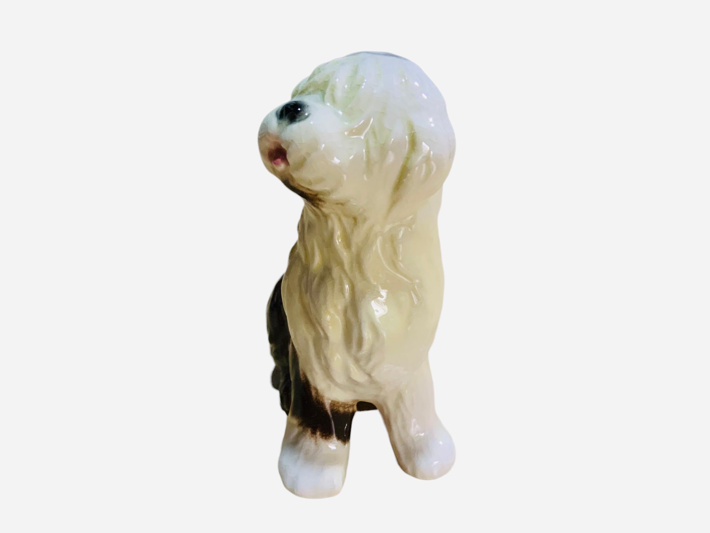 Allemand Figurine en porcelaine de Goeble représentant un chien de berger anglais ancien en vente