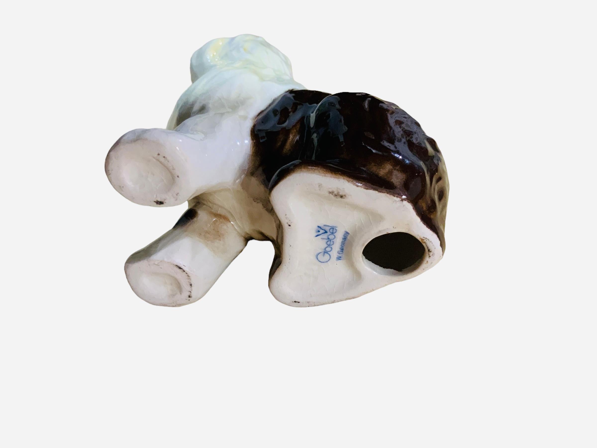 Figurita de porcelana Goeble de un viejo perro pastor inglés Moldeado