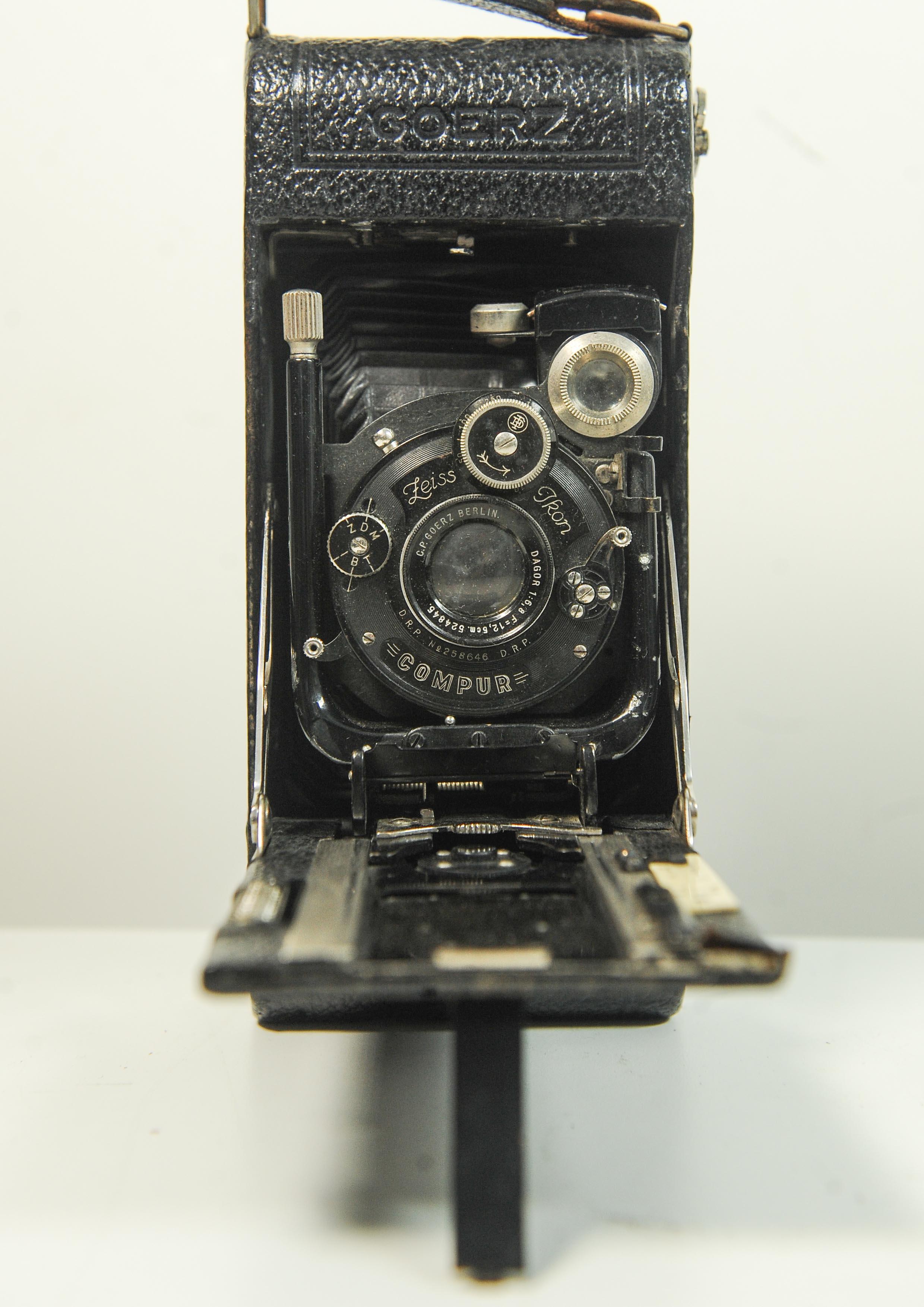 Goerz Tenax Folding Mittelformat-Rollfilm mit Zeiss Ikon Compur 
Mit C.P.Goerz Berlin Dogmar 12.5cm F6.3 Prime Objektiv mit Ledertasche

Verschlusszeit 1 - 1/250
Nimmt 6,5 x 4 cm großen Rollfilm auf