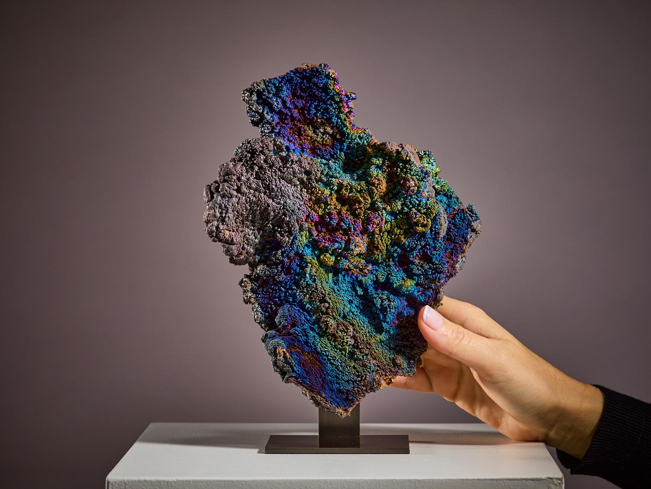 Questo straordinario esemplare di Goethite proveniente da Guangdong, in Cina, sembra un vibrante dipinto astratto. La sua superficie brilla con un arcobaleno di colori iridescenti - viola, blu, verde e oro - che ricorda un capolavoro di Van Gogh