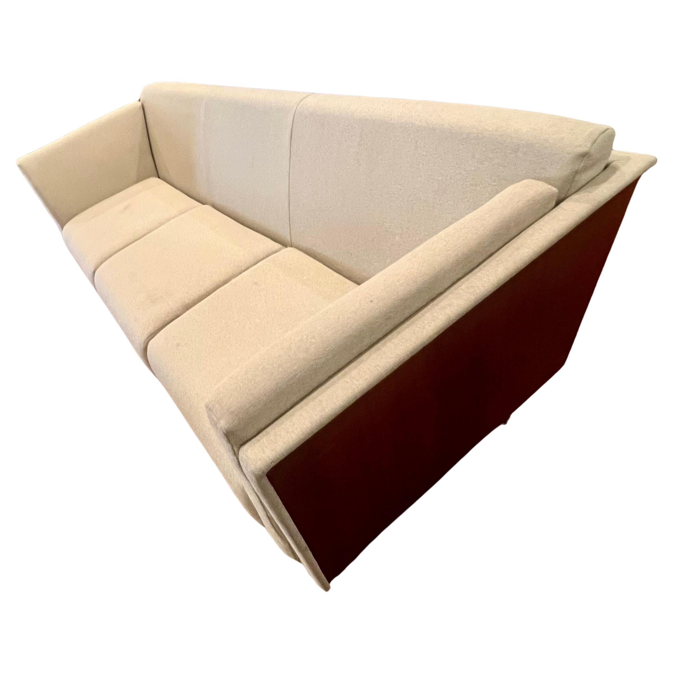 Cet incroyable canapé Goetz, créé par Mark Goetz pour Herman Miller, est doté d'une caisse en cerisier, d'un rembourrage de qualité et de pieds en aluminium. Design/One en 1998, quelques légères taches comme indiqué, vendu en l'état. Cette pièce est