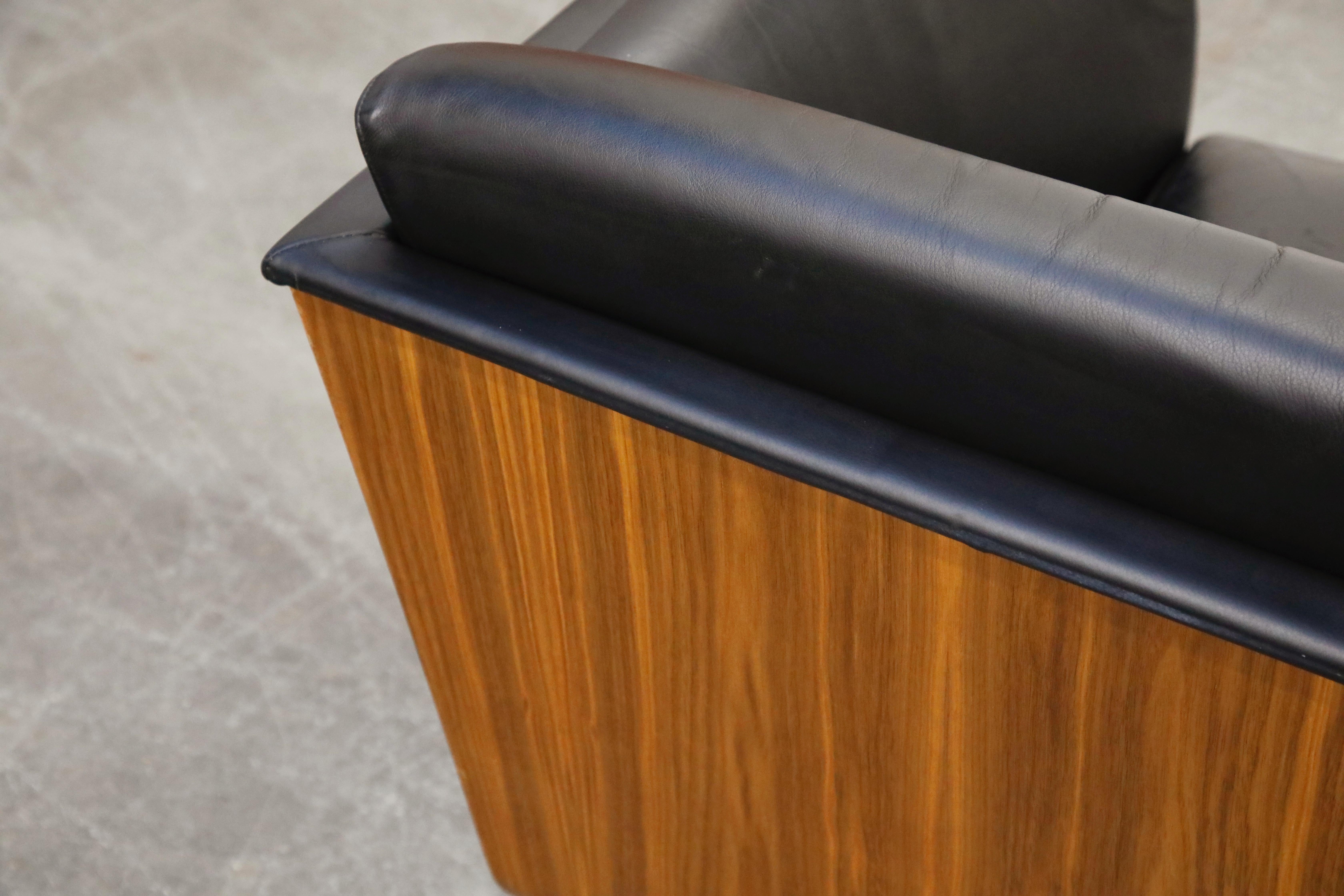 Goetz Sofa by Mark Goetz for Herman Miller in Walnut and Black Leather, Signed 9