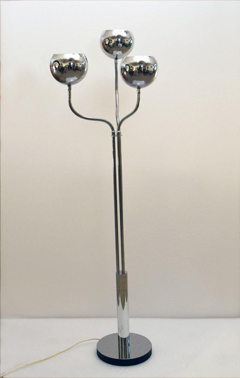 Articulated floor lamp with 3 lights by Goffredo Reggiani, 1970s.
Structure in chromed metal and brass with wrought iron base.
Top with flexible arms in chromed steel and spherical adjustable lampshade.
Original electrical system.
In excellent