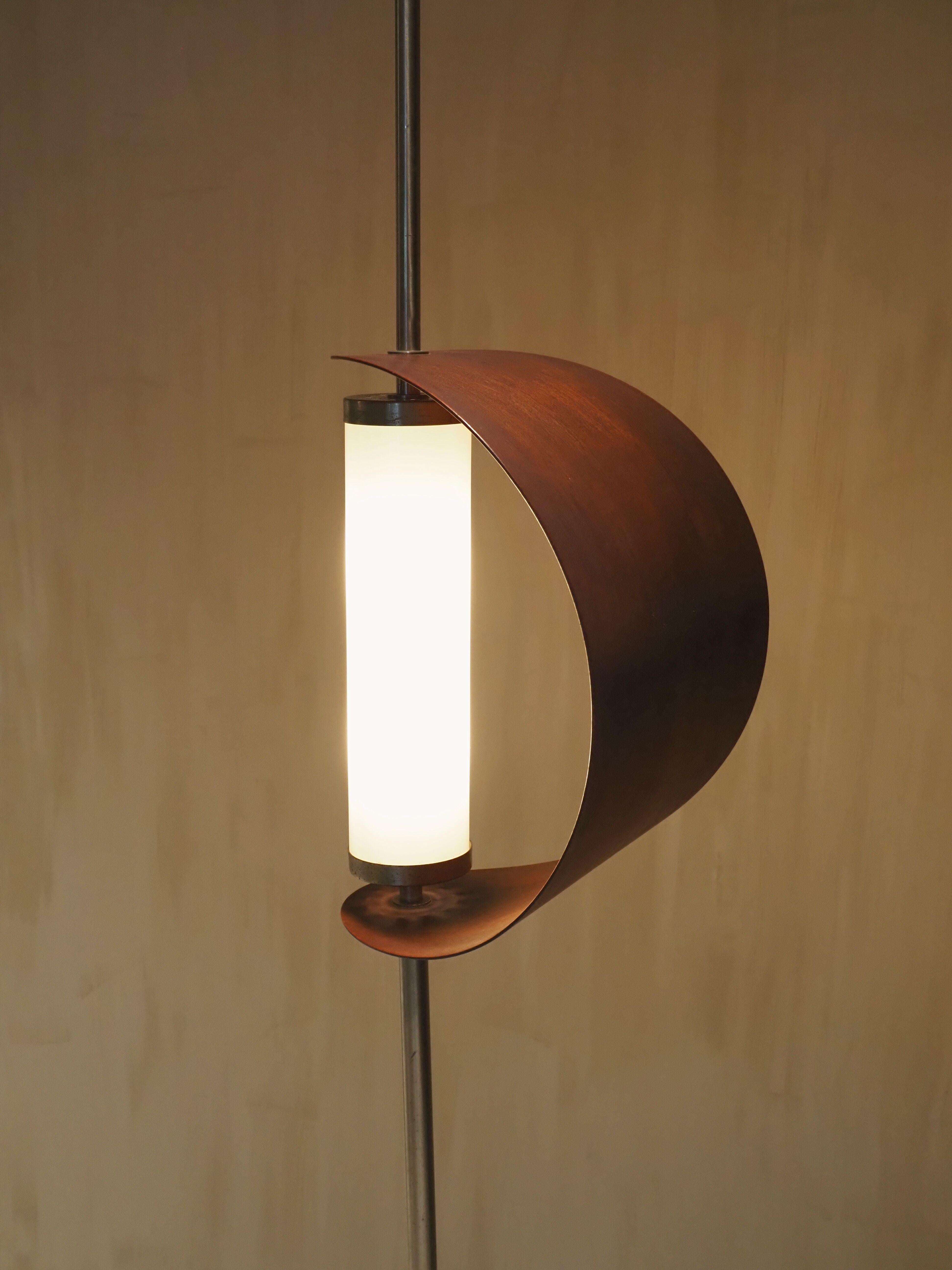 Ce lampadaire de Goffredo Reggiani, incarne parfaitement l'esthétique moderne du milieu du siècle. Fabriquée en aluminium brossé, sa structure épurée et polie respire la modernité.
