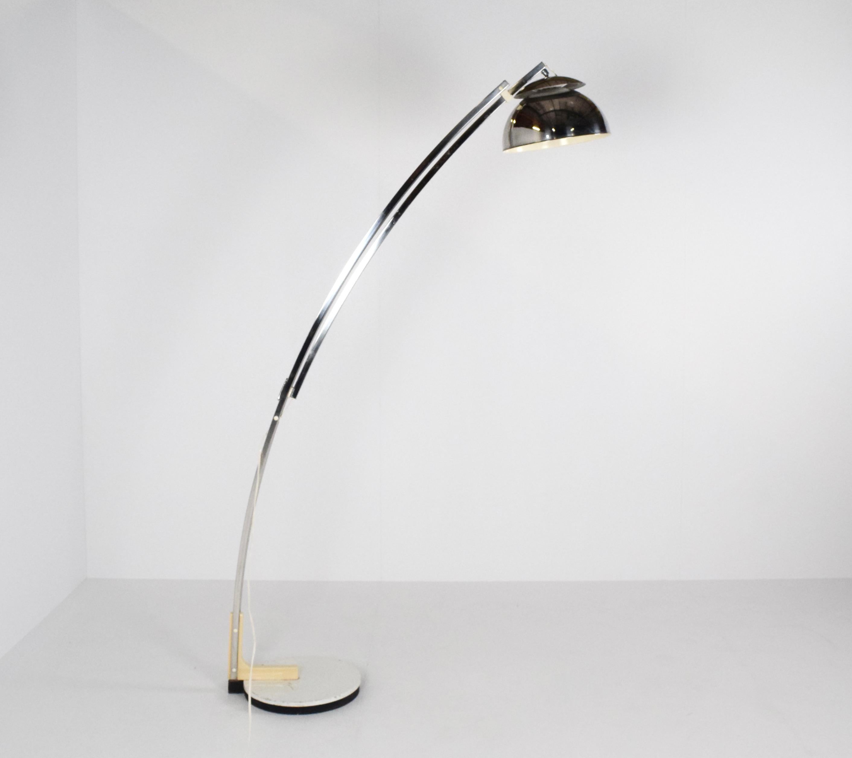 Original Goffredo Reggiani adjustable chrome arc floor lamp from Italy late 1960s or early 1970s. It is produced by the 'Reggiani Lighting Company. This iconic lamp has the original patina and wiring and is in working condition. It is adjustable to