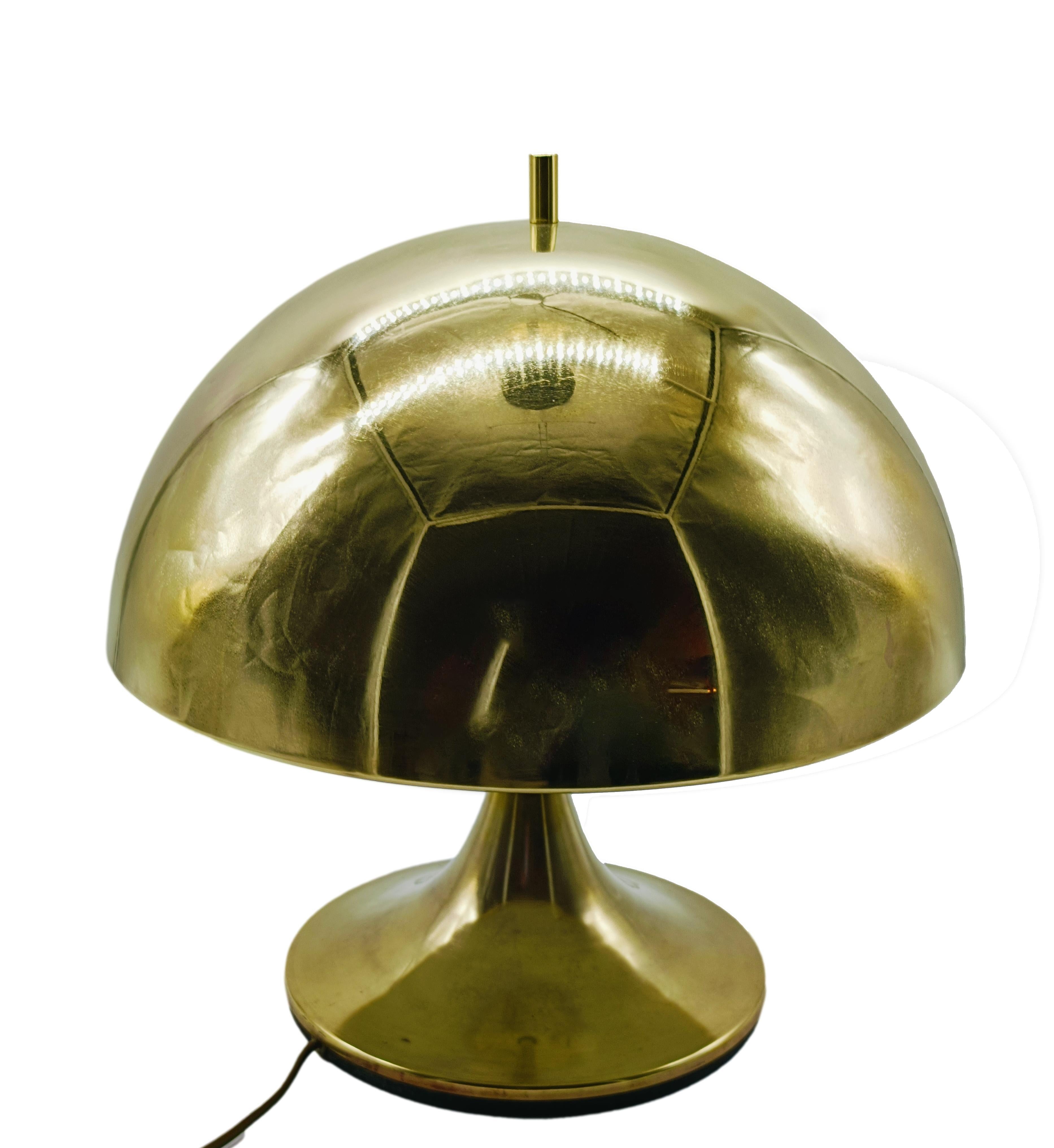 Schöne Tischlampe ganz aus Messing in Italien hergestellt, seine elegante Form in poliertem Messing gibt einen markanten Effekt, normale Gebrauchsspuren aufgrund des Alters.
