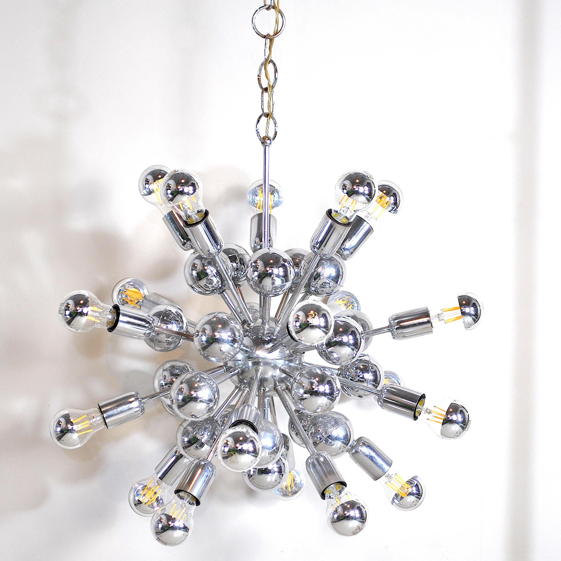 Lampada a sospensione modello Sputnik in acciaio cromato prodotta da Reggiani negli anni Sessanta.
Fondata nel 1957, Reggiani è oggi un punto di riferimento internazionale nel settore dell'illuminazione, una comunità di esperti che offre ai propri
