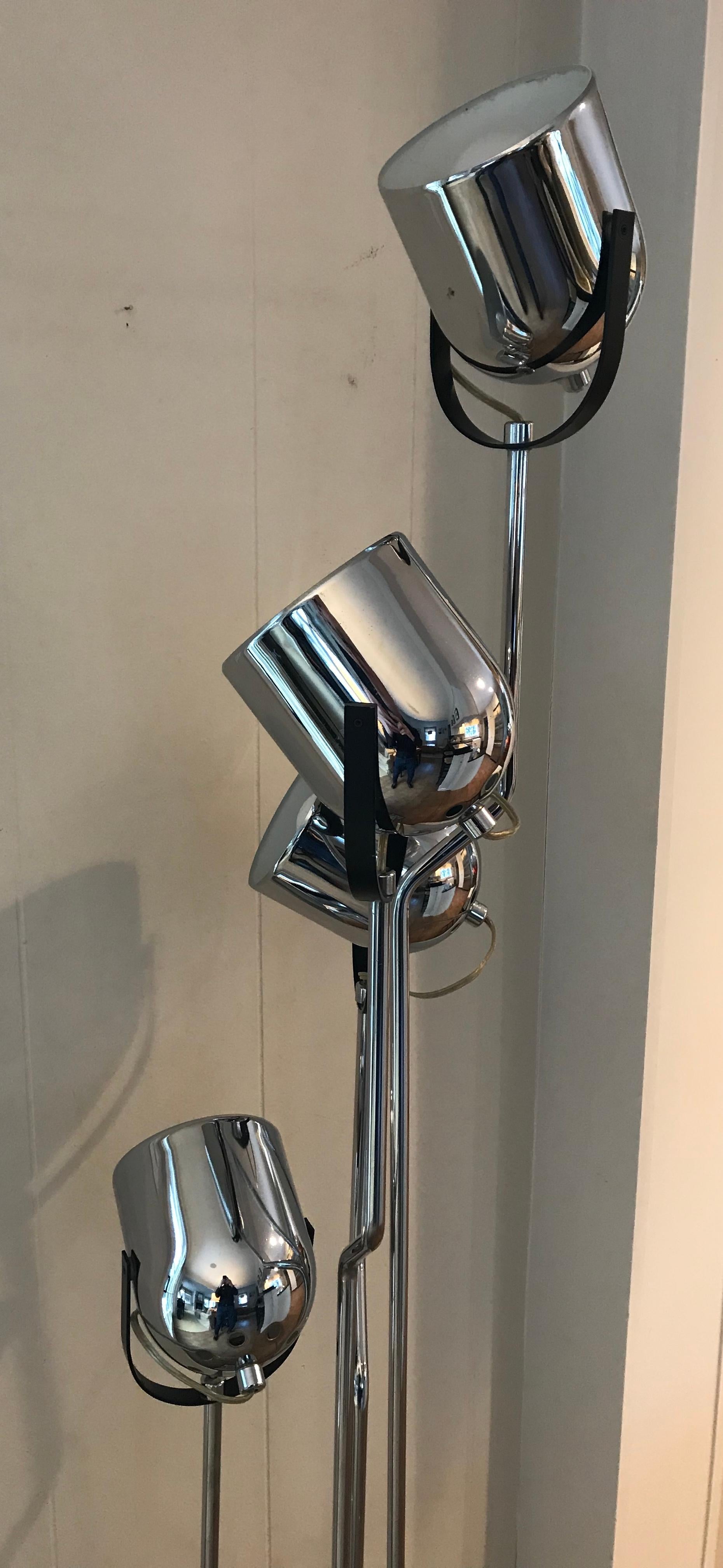 Chromed floor lamp by Goffredo Reggiani with four spotlights that can be moved independently. The shades are made of chromed metal, the four stems are bent and add to its appeal. The base is in cast iron, covered with a chromed plate. Three way