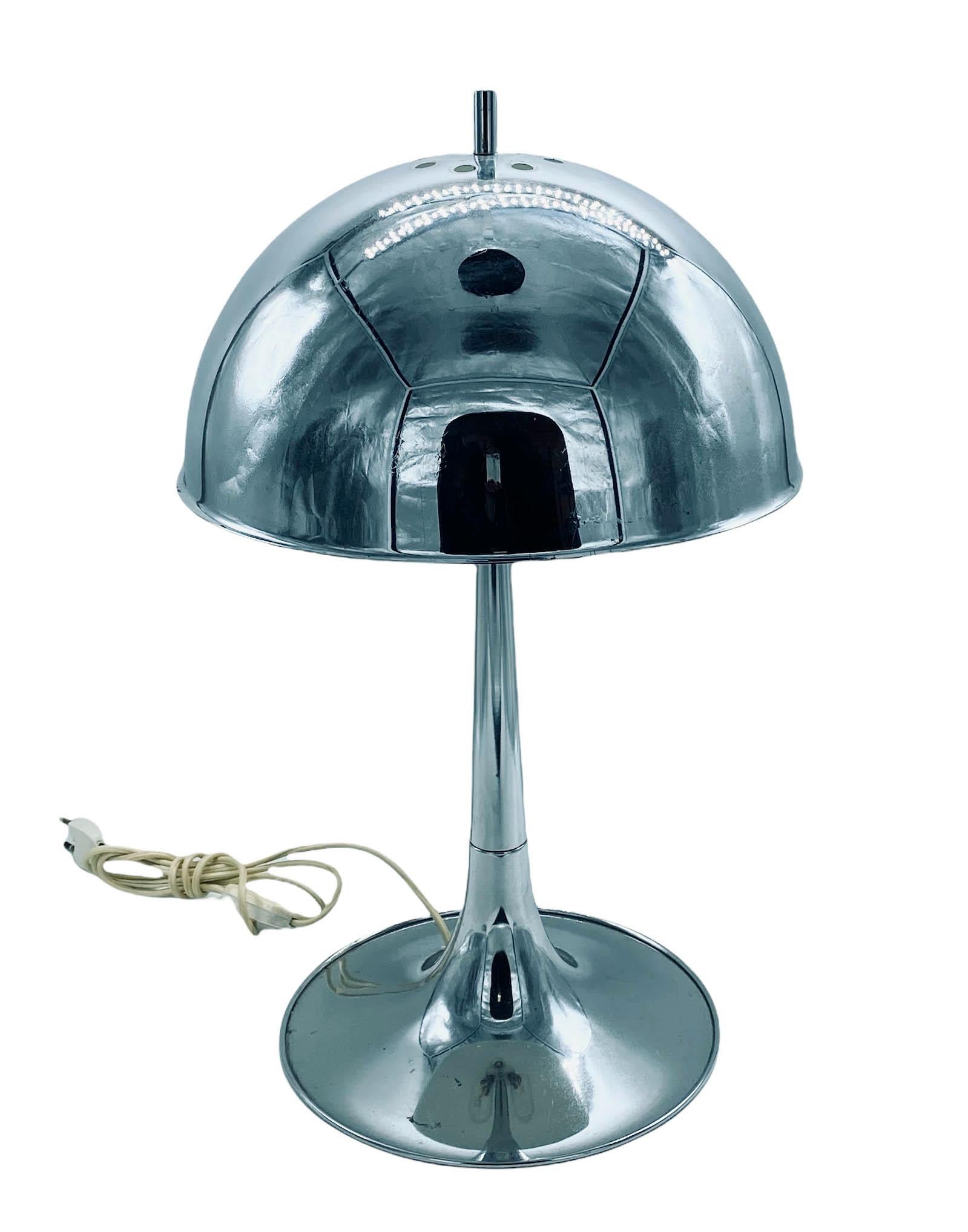 This table lamp was designed by Goffredo Reggiani for Reggiani, Italy, in the 1960s. It is a chrome-plated metal lamp with a mushroom-shaped shade and a trupet base. In original, good condition.