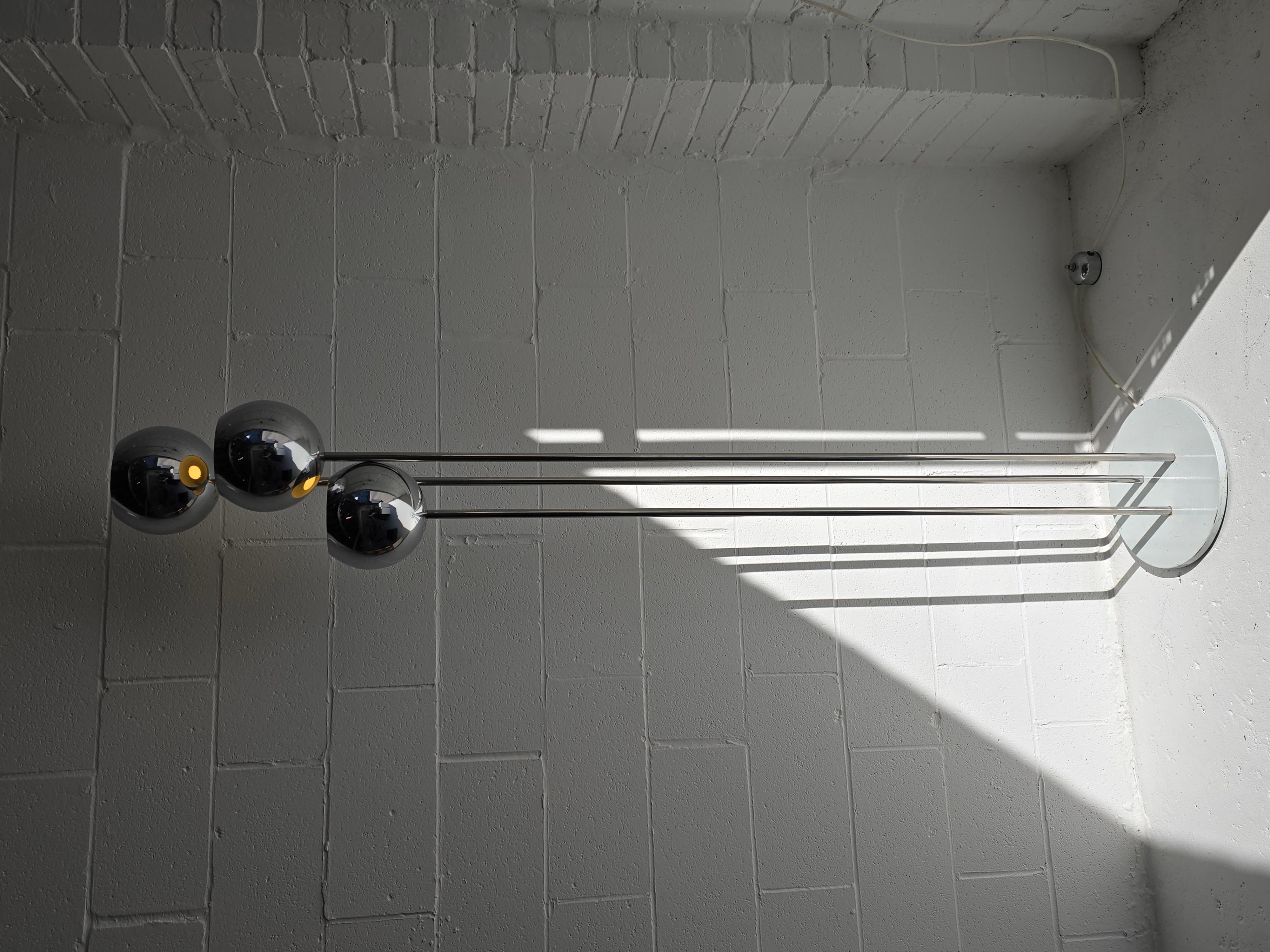 Increíble lámpara de pie auténtica Goffredo Reggiani para Reggiani, fabricada en Italia en la década de 1970. Esta maravilla tiene tres luces de diferentes alturas. Las diferentes alturas de las cuatro luces varían. El cuerpo de acero cromado se