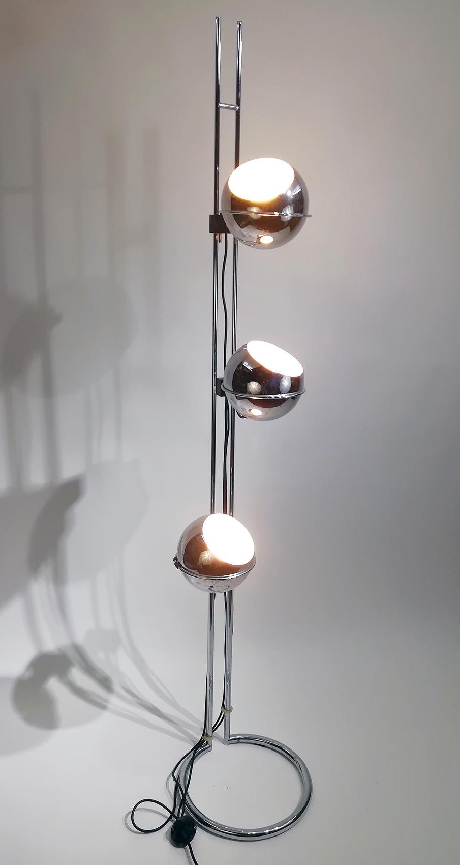 Floor lamp 3 spots by Goffredo Reggiani. Vintage Luminaire published in the years 1970. A Classic of Italian design in chromed metal. Comprising 2 tubular center columns, with 3 eyeball globes that rotates separately in all directions and on