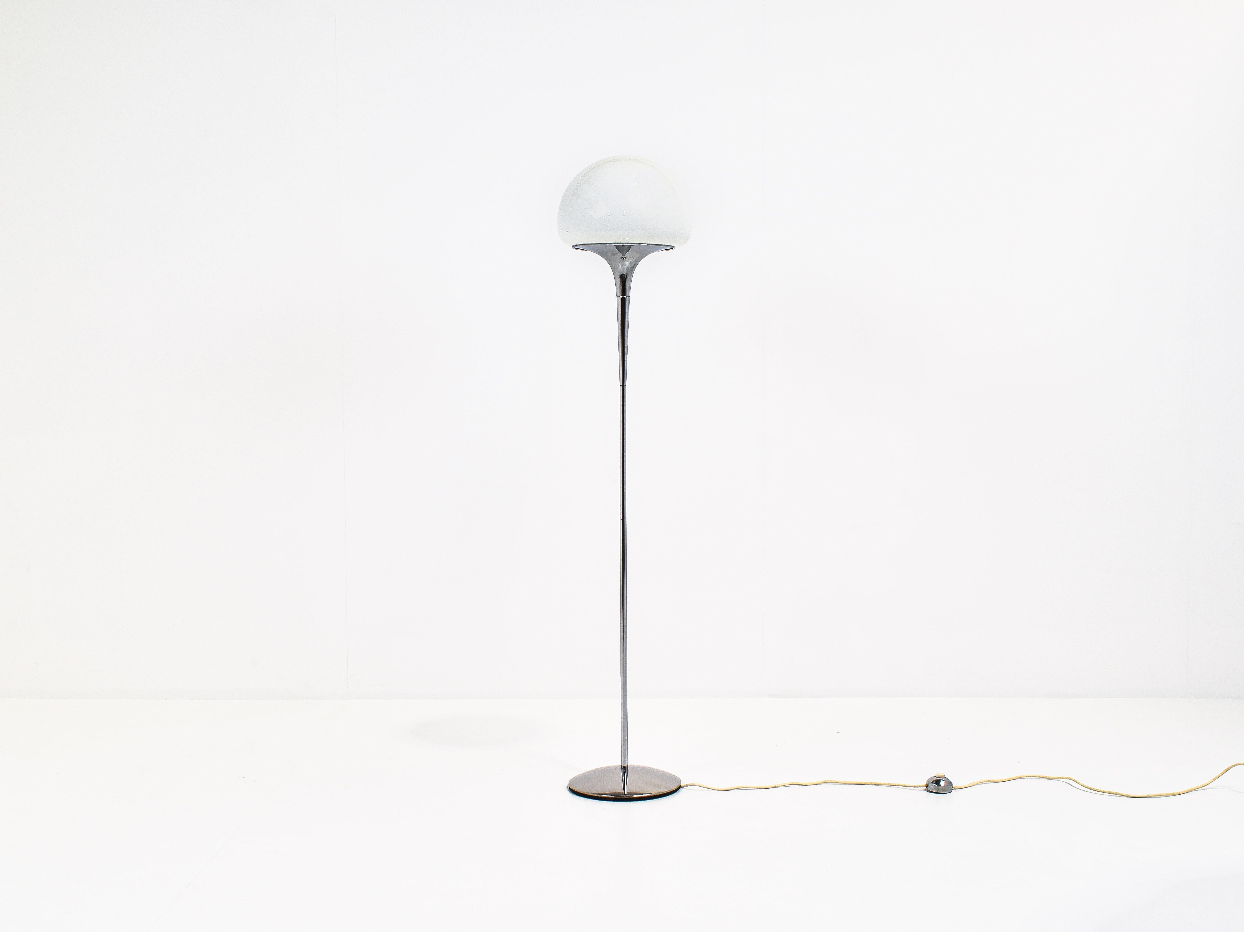 Goffredo Reggiani Floor Lamp in Chrome and Opaline Glass, Italy 1970s In Good Condition For Sale In Antwerp, BE