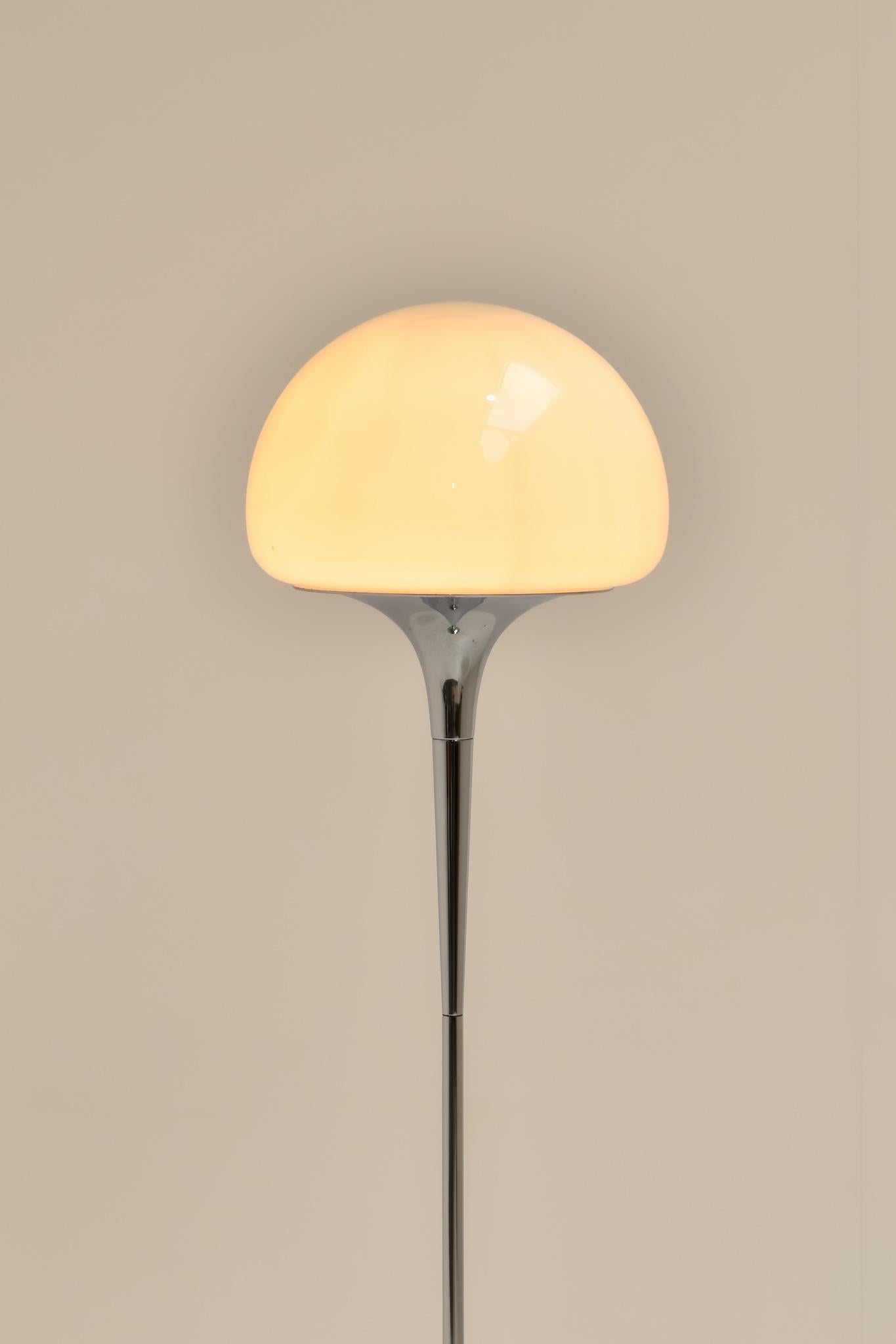 Verre opalin Lampadaire Goffredo Reggiani en chrome et verre opalin, Italie, années 1970 en vente