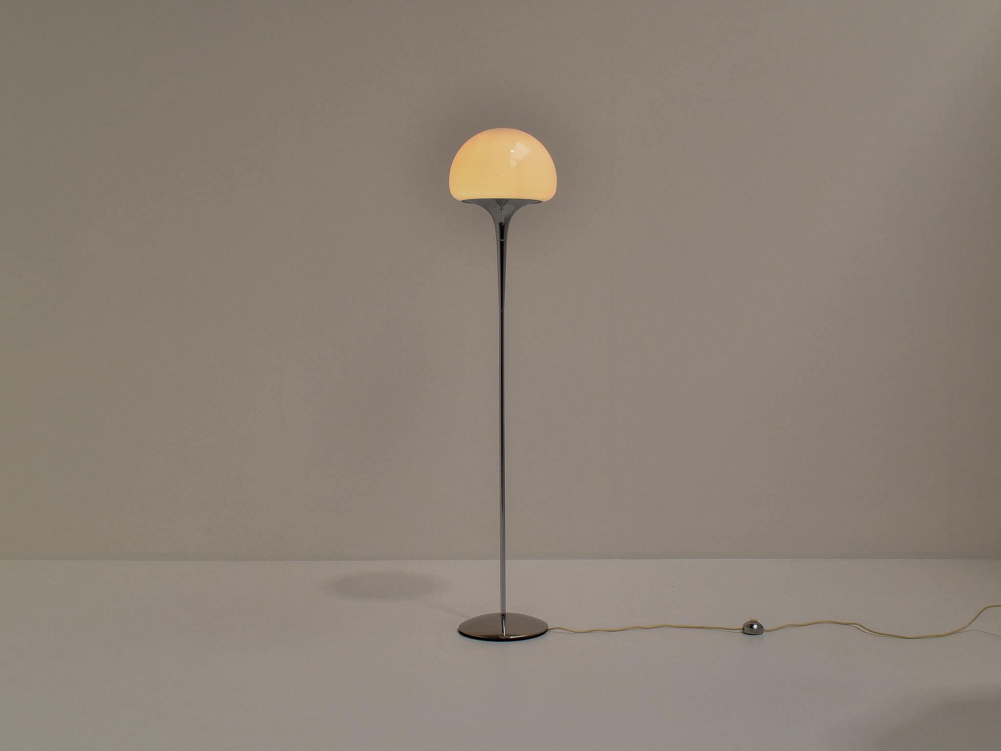 Elegant Italian floor lamp, designed ca 1970s, in excellent original condition. 
Designed by Reggiani, who is a famous and renowed italian designer. This model is lesser seen.

The lamp is very elegant, almost delicate due to its long and lean
