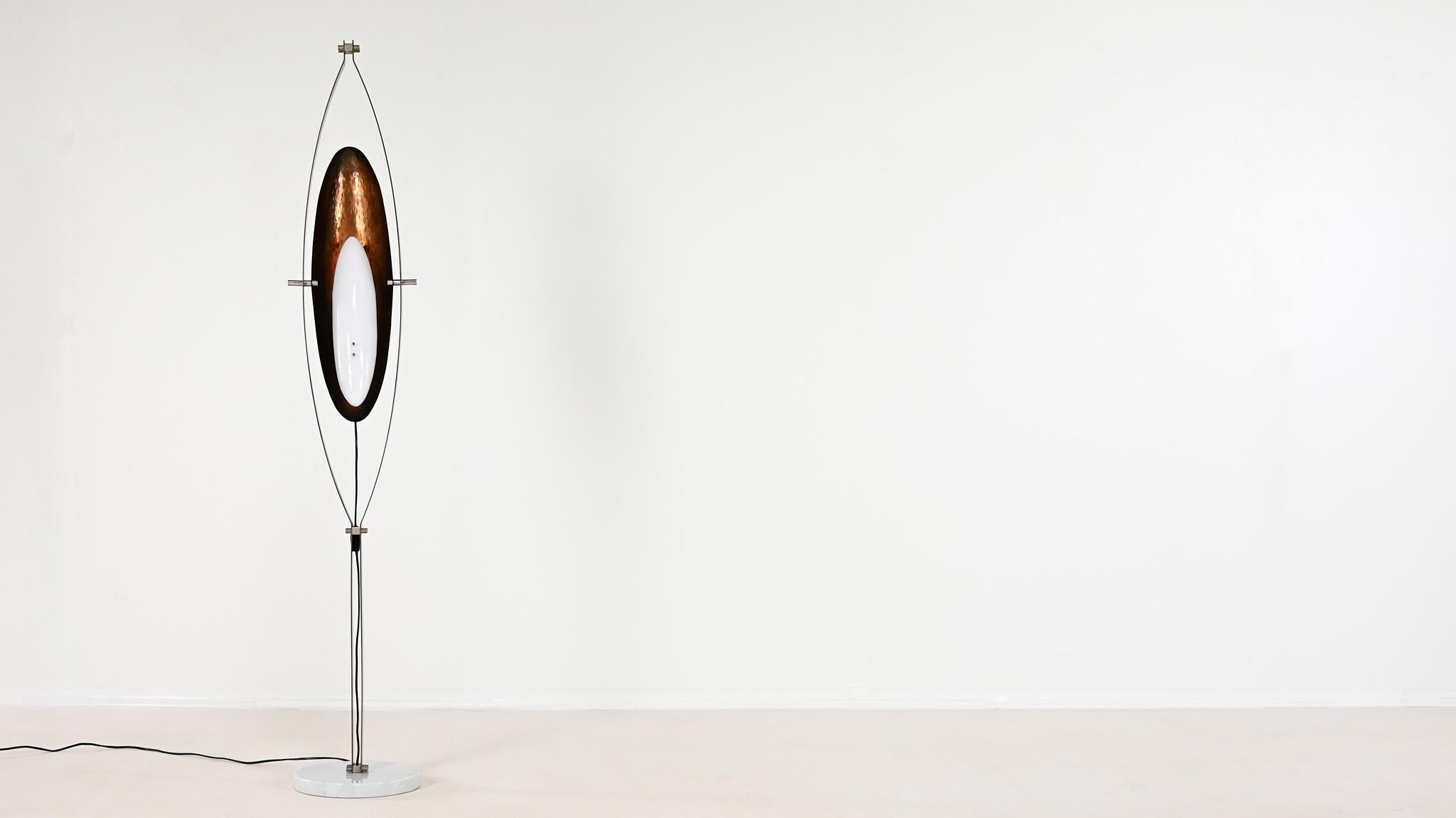 
Goffredo Reggiani, lampadaire en acier, marbre, verre acrylique et cuivre. Italie, A.C.C.

Lampadaire sculptural, réalisé par le designer italien Goffredo Reggiani dans les années 60. Structure en acier reposant sur une base ronde en marbre carrare
