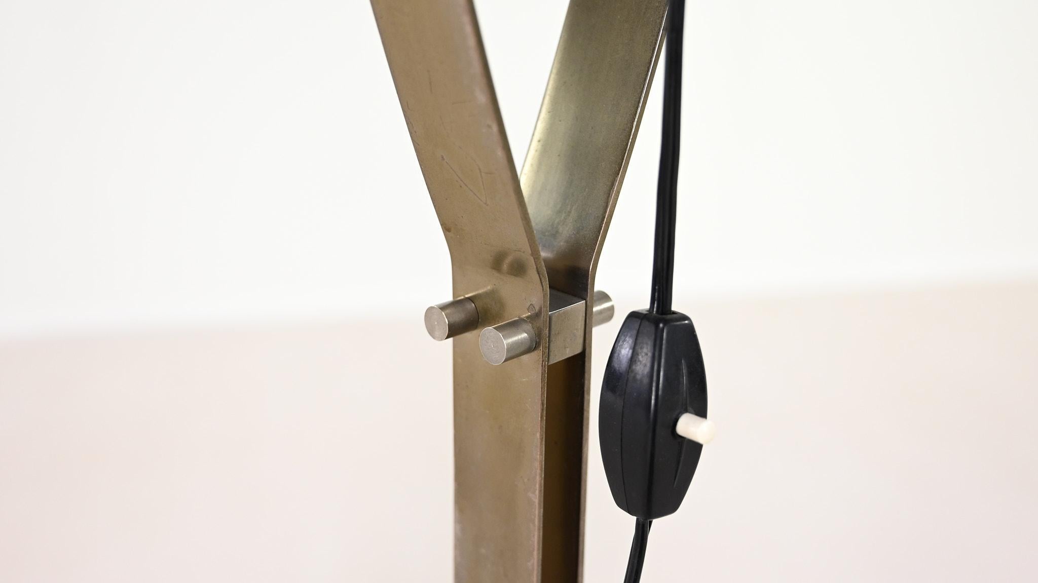 Cuivre Goffredo Reggiani, Lampadaire. Italie, A.C.C. en vente