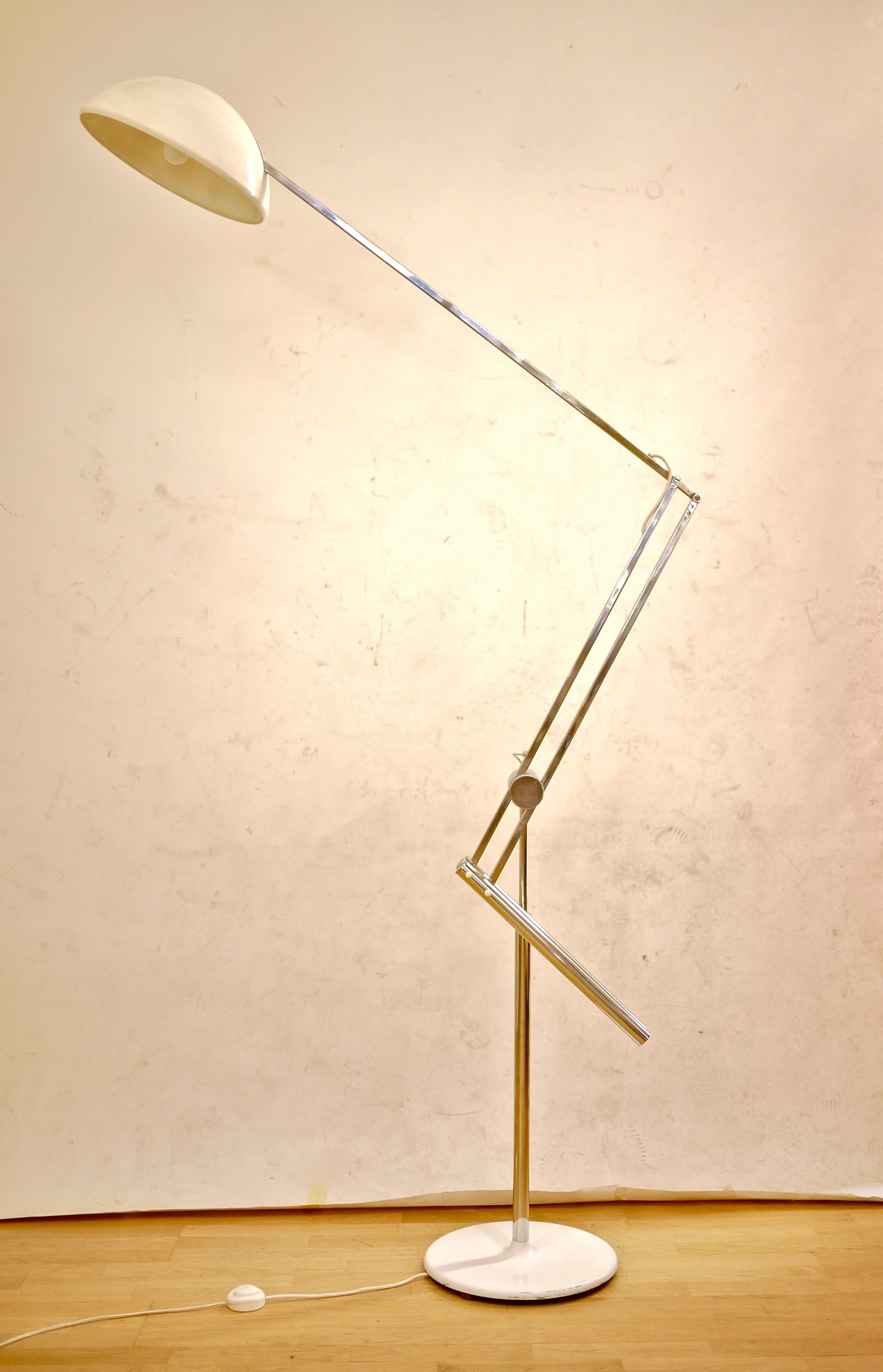 A extremely functional adjustable floor lamp. White shade, metal frame and white metallic base. Design of Goffredo Reggiani. Excellent condition. Max. height 220 cm. Min. height 110 cm. Shade 36 cm.