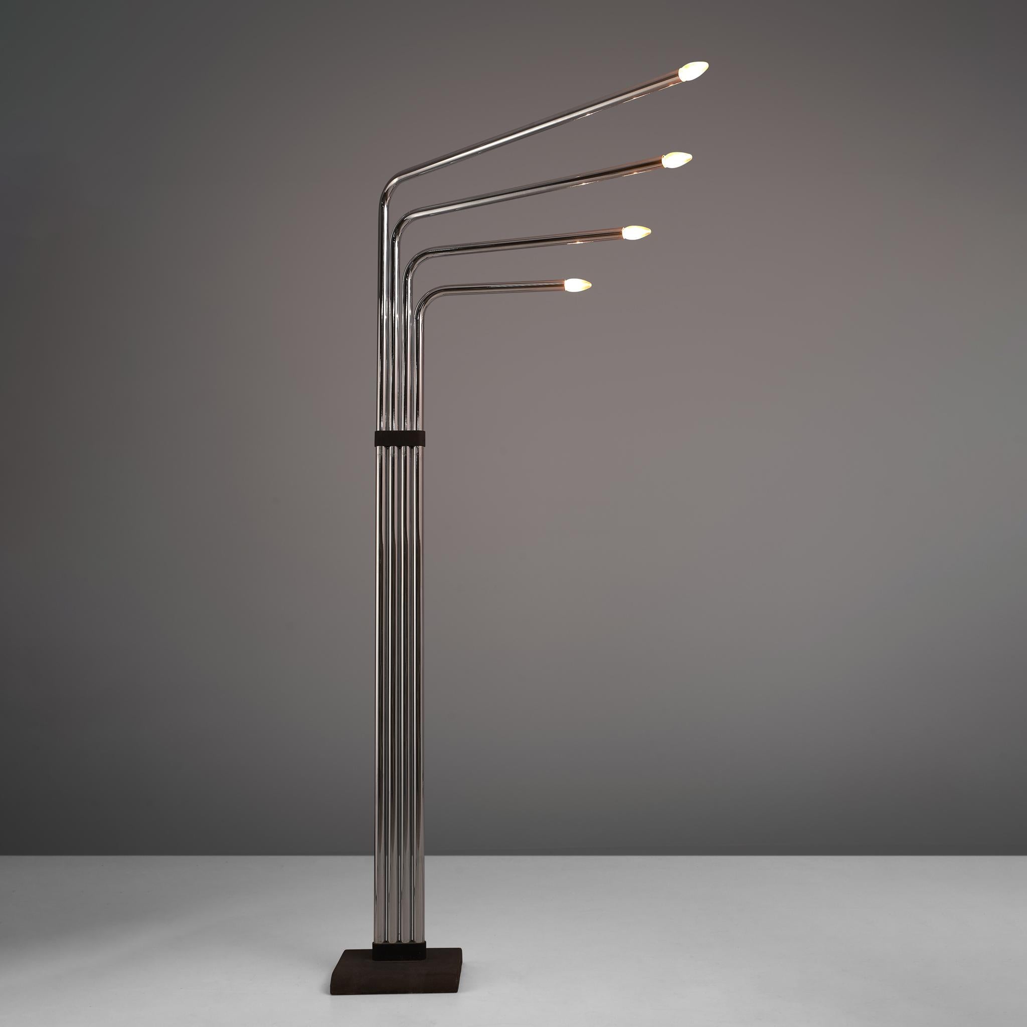 Goffredo Reggiani for Reggiani Illuminazione, floor lamp, chromed steel, Italy, 1974

Architectural floor lamp with four tubular arms by Goffredo Reggiani. Each of the four chrome tubes bents at different heights with 90 degrees and can be