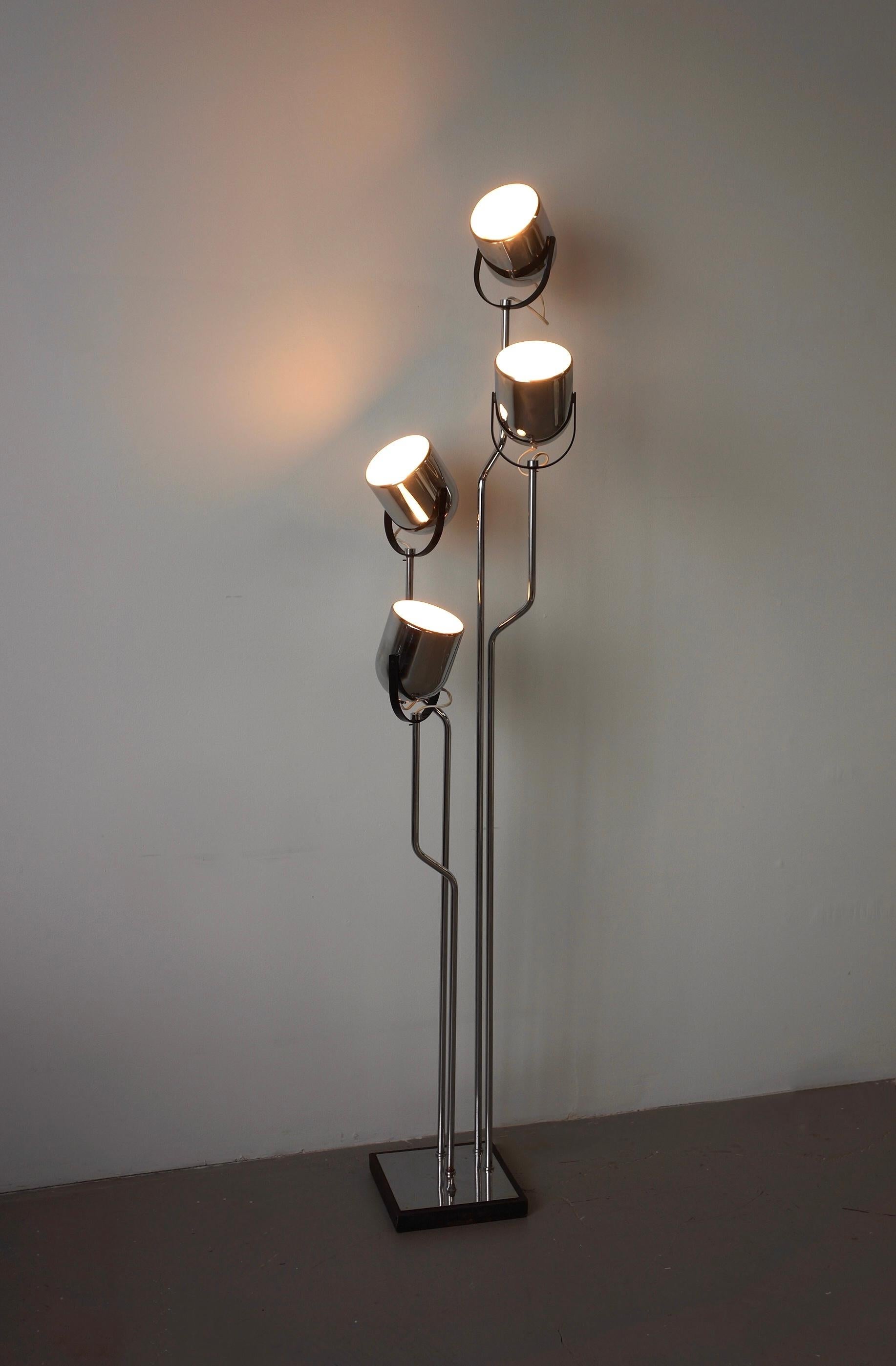 Incredible authentic Goffredo Reggiani for Reggiani floor lamp made in Italy in the 1970s. This stunner features four lights in different heights which are fully adjustable and can be adjusted to the desired position. The different heights of the