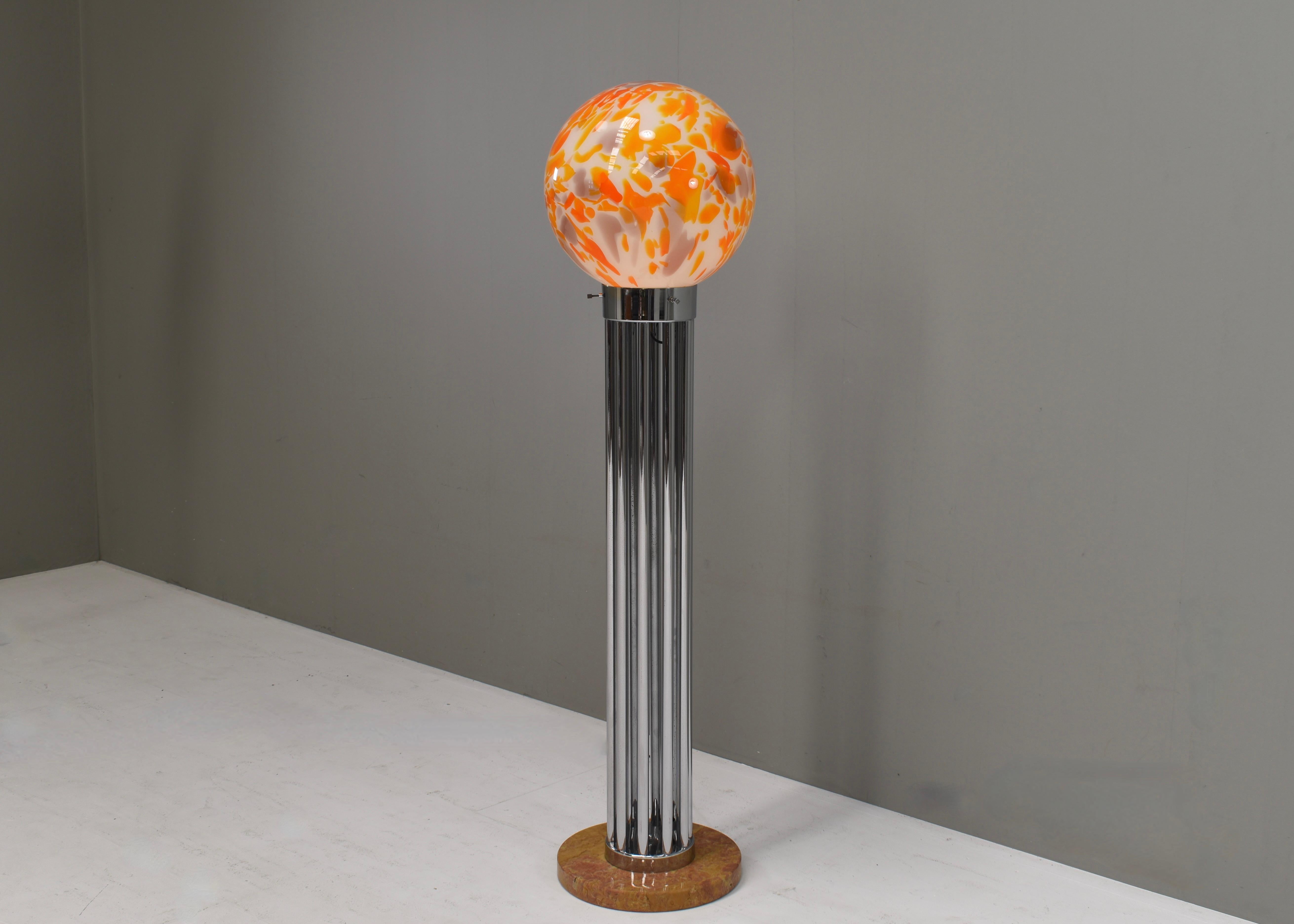 Vintage Italian Lamp di Reggiani - Globo in vetro di Murano del 1970

Porta un tocco di audace design italiano degli anni '70 nel tuo spazio con questa sorprendente lampada da terra, attribuita a Goffredo Reggiani. Questo pezzo scultoreo è