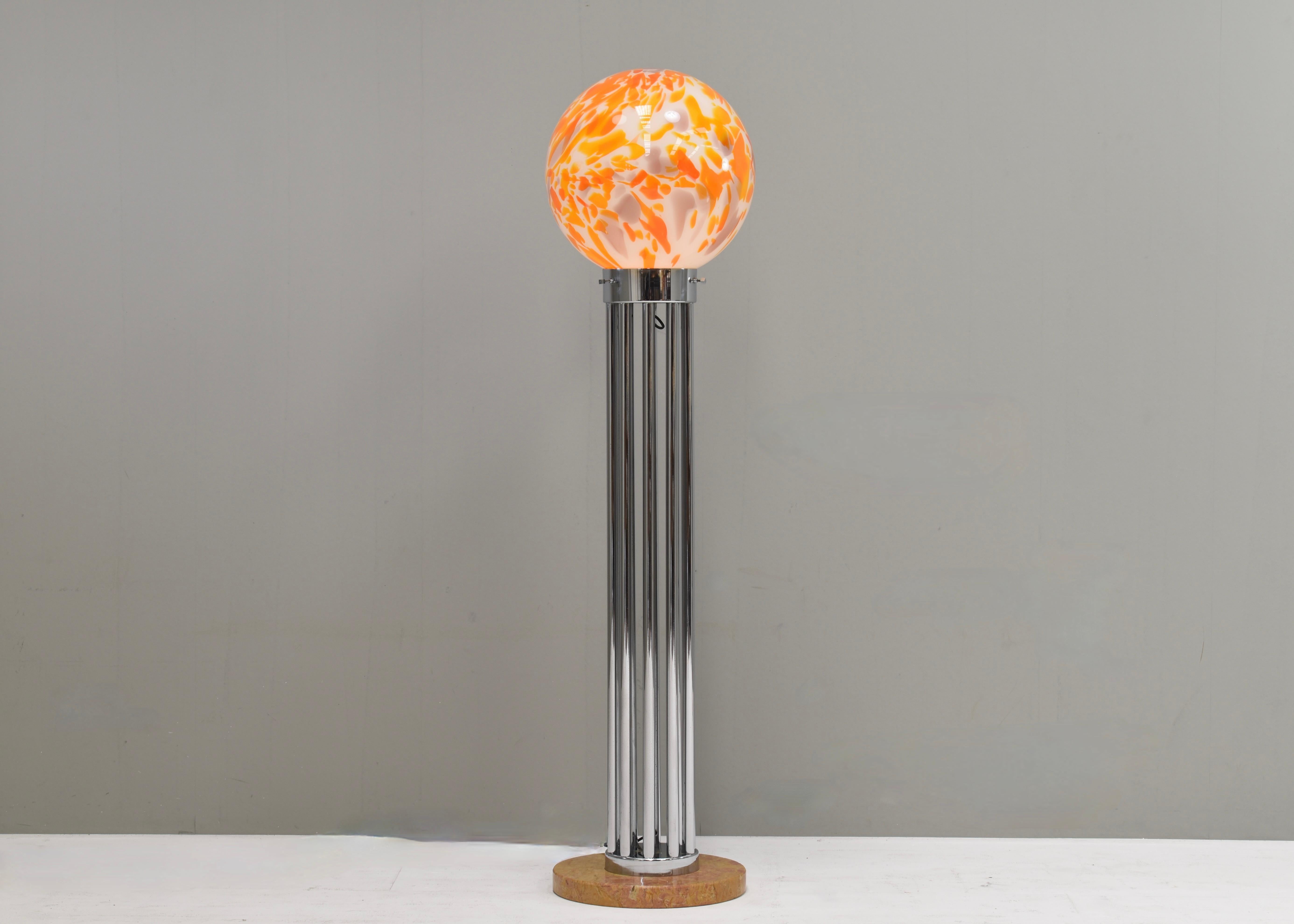 Vetro di Murano Lampada da terra Goffredo Reggiani Globe in vetro di Murano e marmo  - Italia, anni '70 in vendita