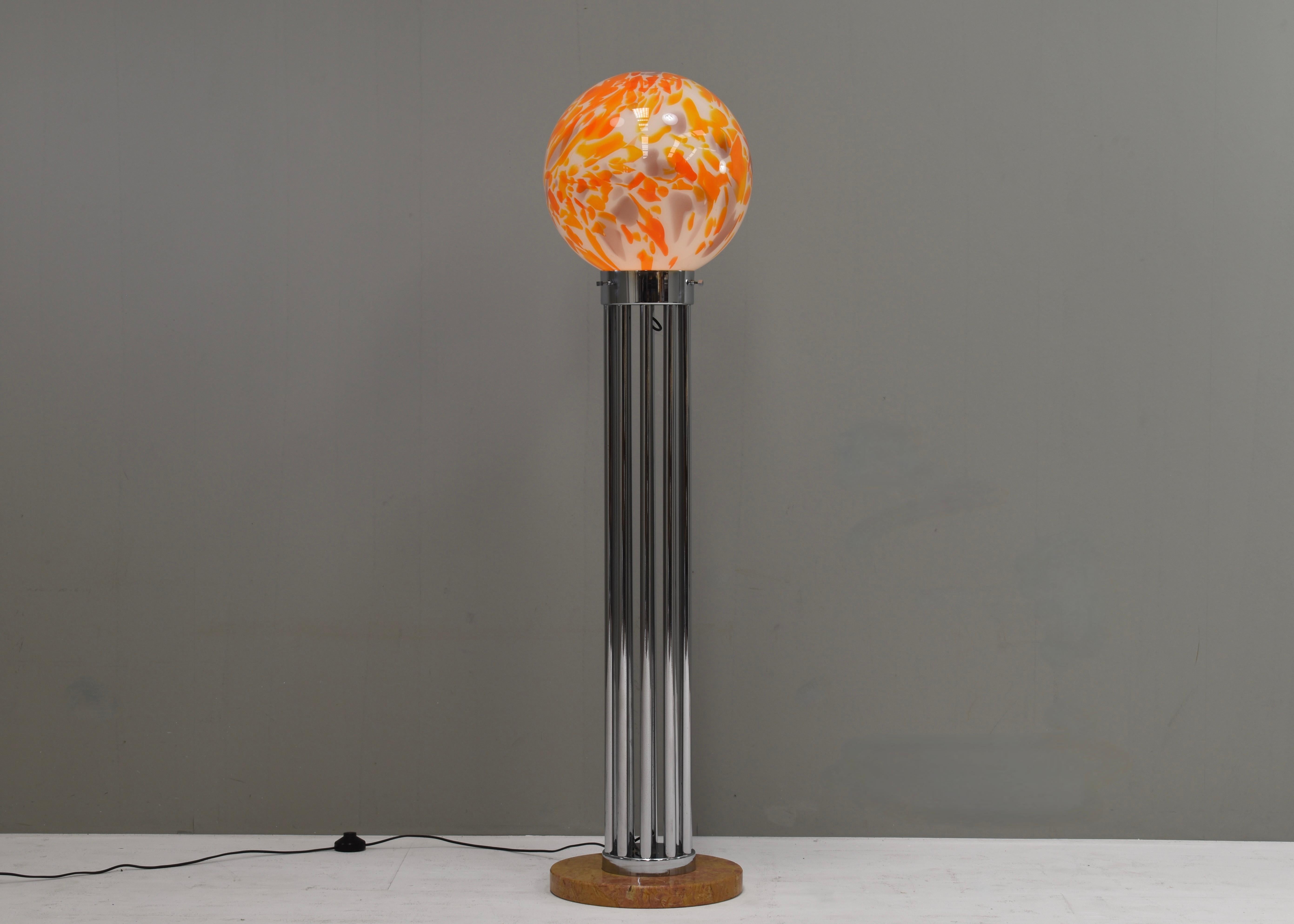 Lampada da terra Goffredo Reggiani Globe in vetro di Murano e marmo  - Italia, anni '70 in vendita 1