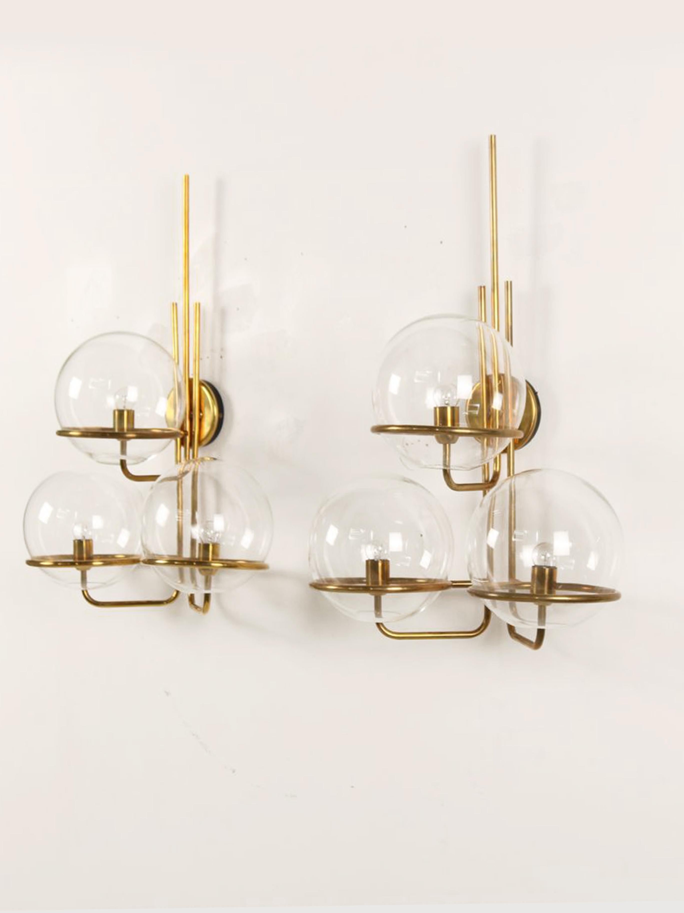 Italian midcentury modern design set of two large sconces wall lamps designed by Goffredo Reggiani and produced by Reggiani
with tubular brass frame and clear glass diffusers, Italy 1970s

Please note that the lamps are original of the period and