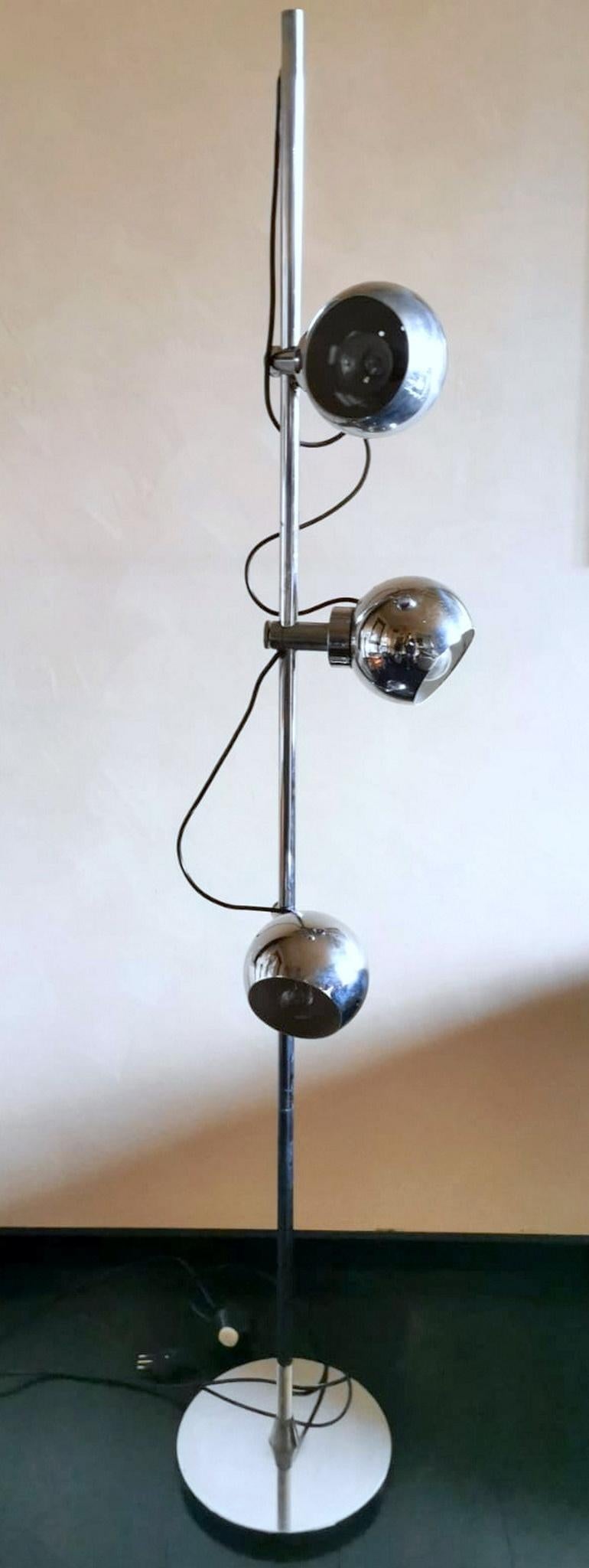 We kindly suggest you read the whole description, because with it we try to give you detailed technical and historical information to guarantee the authenticity of our objects.
Floor lamp in Space Age style; it is composed of a high chromed metal