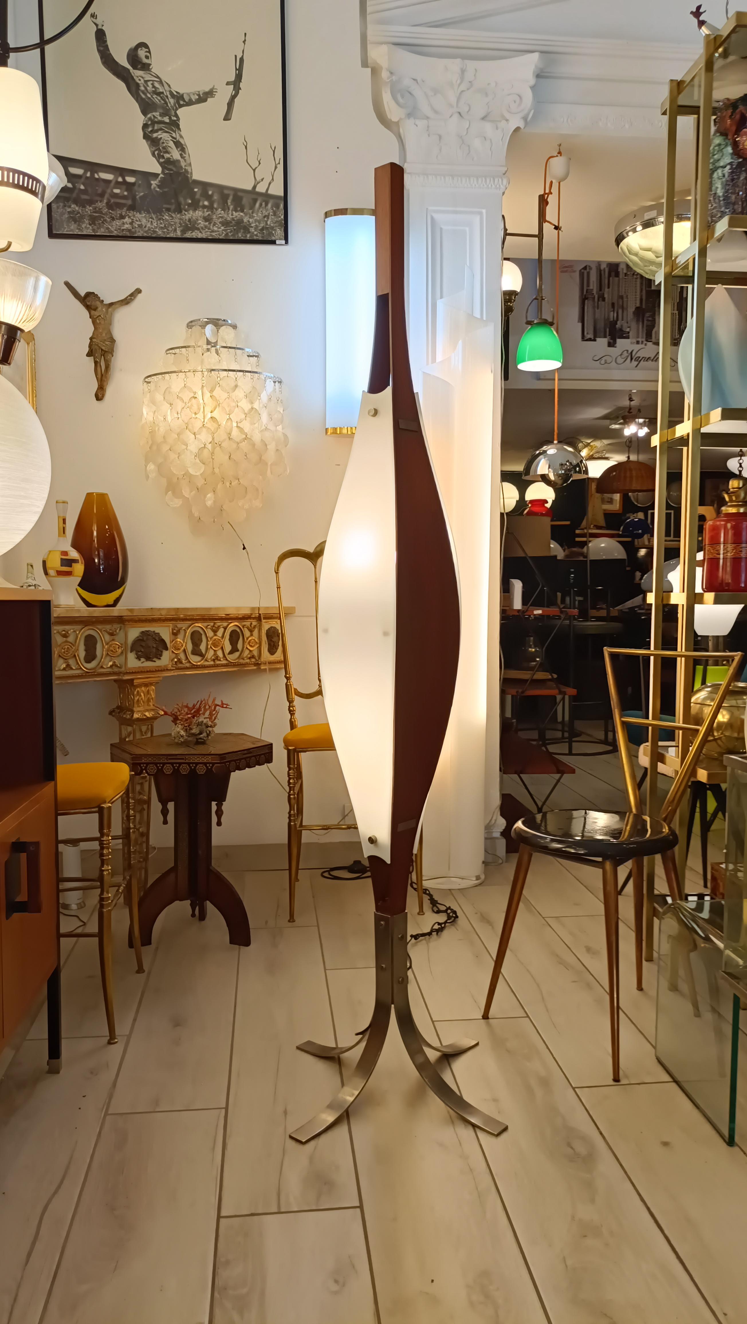 Goffredo Reggiani Lámpara de pie de madera y plexiglás, Italia Años 60 Plexiglás en venta