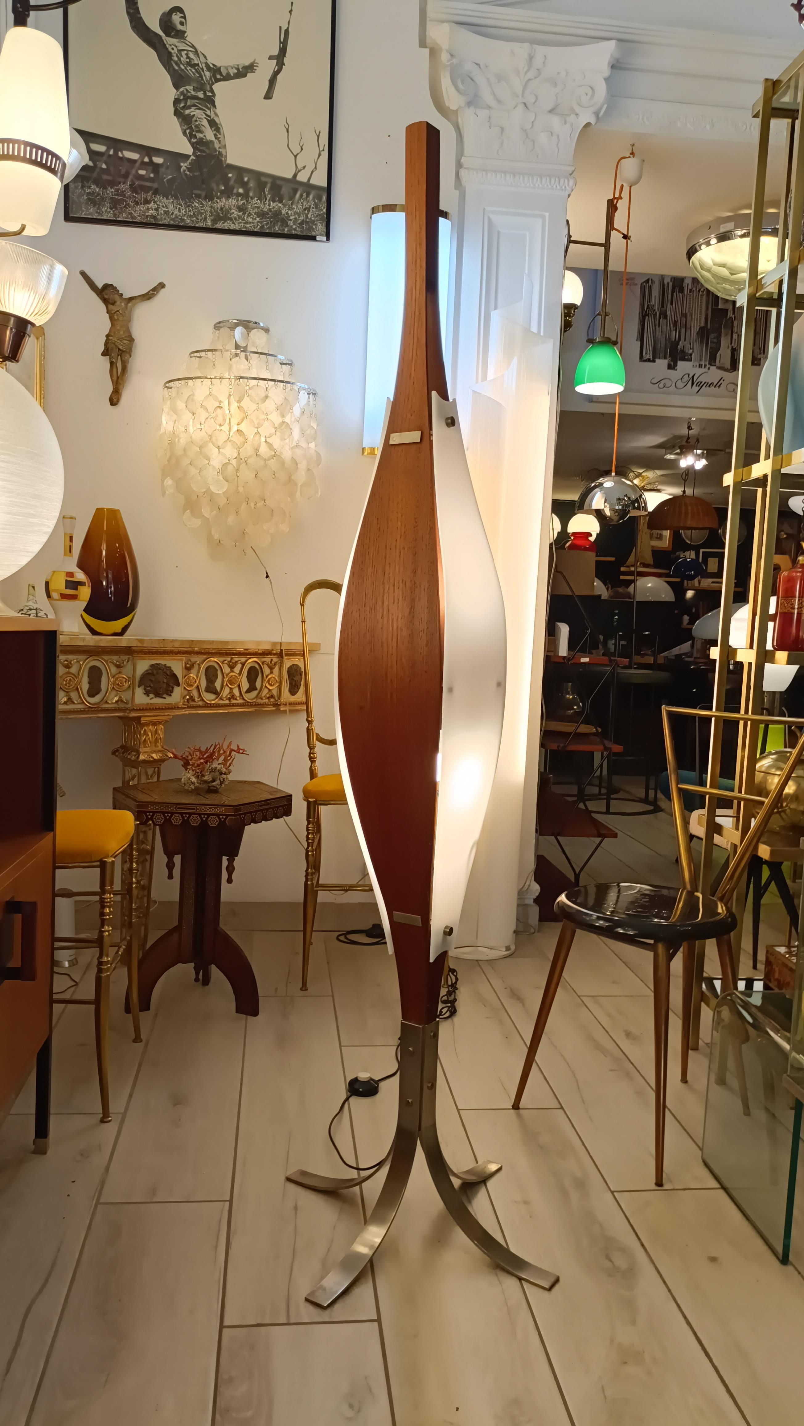 Goffredo Reggiani Lámpara de pie de madera y plexiglás, Italia Años 60 en venta 2