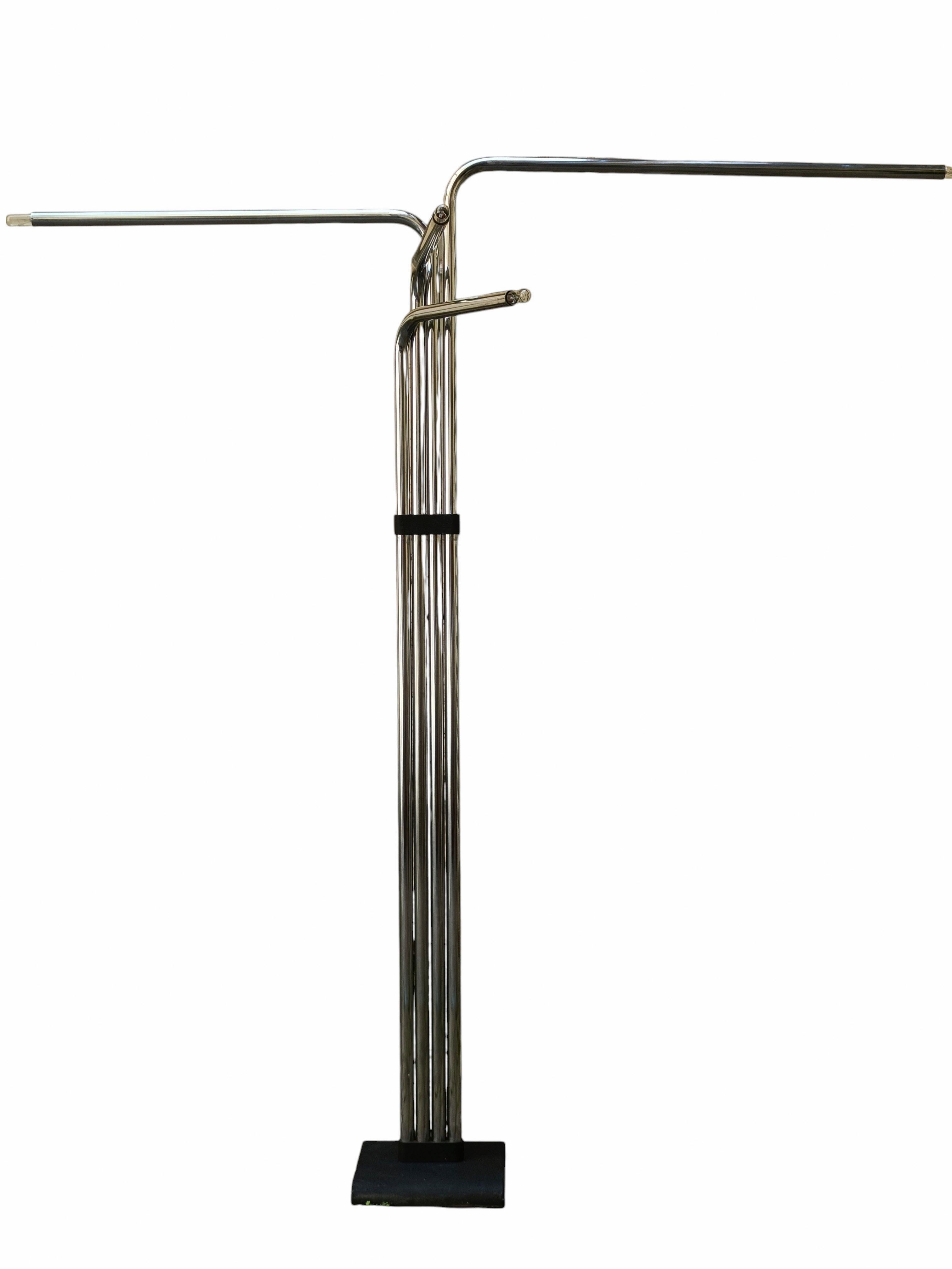 Bellissima lampada da terra in metallo cromato progettata da Goffredo Reggiani per l'azienda Reggiani Illuminazione negli anni '70.
La piantana e' caratterizzata da quattro bracci indipendenti ed orientabili.
Tre tipi di illuminazione: quattro luci;