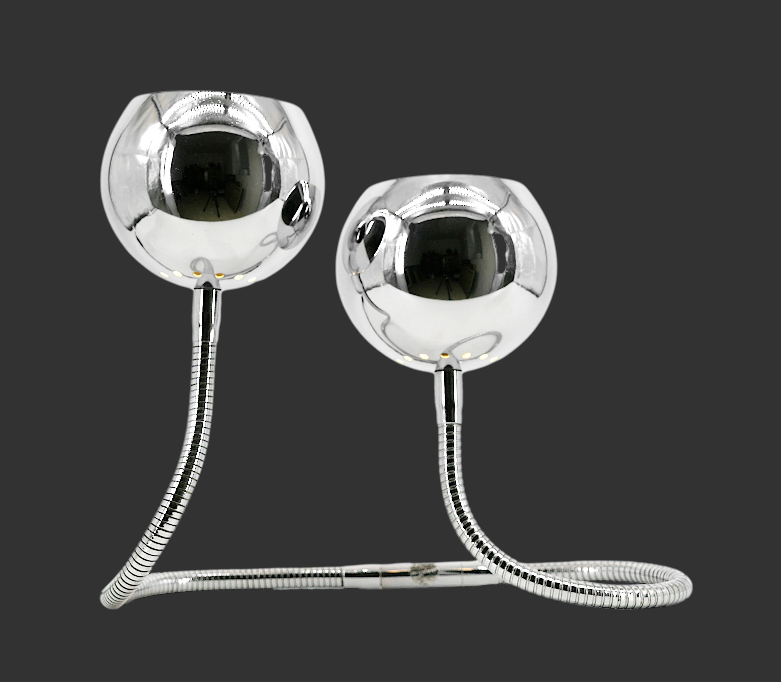 Mid-century table lamp by Goffredo REGGIANI, Italy, late 1960s. Cobra lamp. Chrome metal. It can be configured as you wish as long as the balance of the whole is maintained. Dimensions for configuration shown in photos. Height : 32cm -  12.6 inches