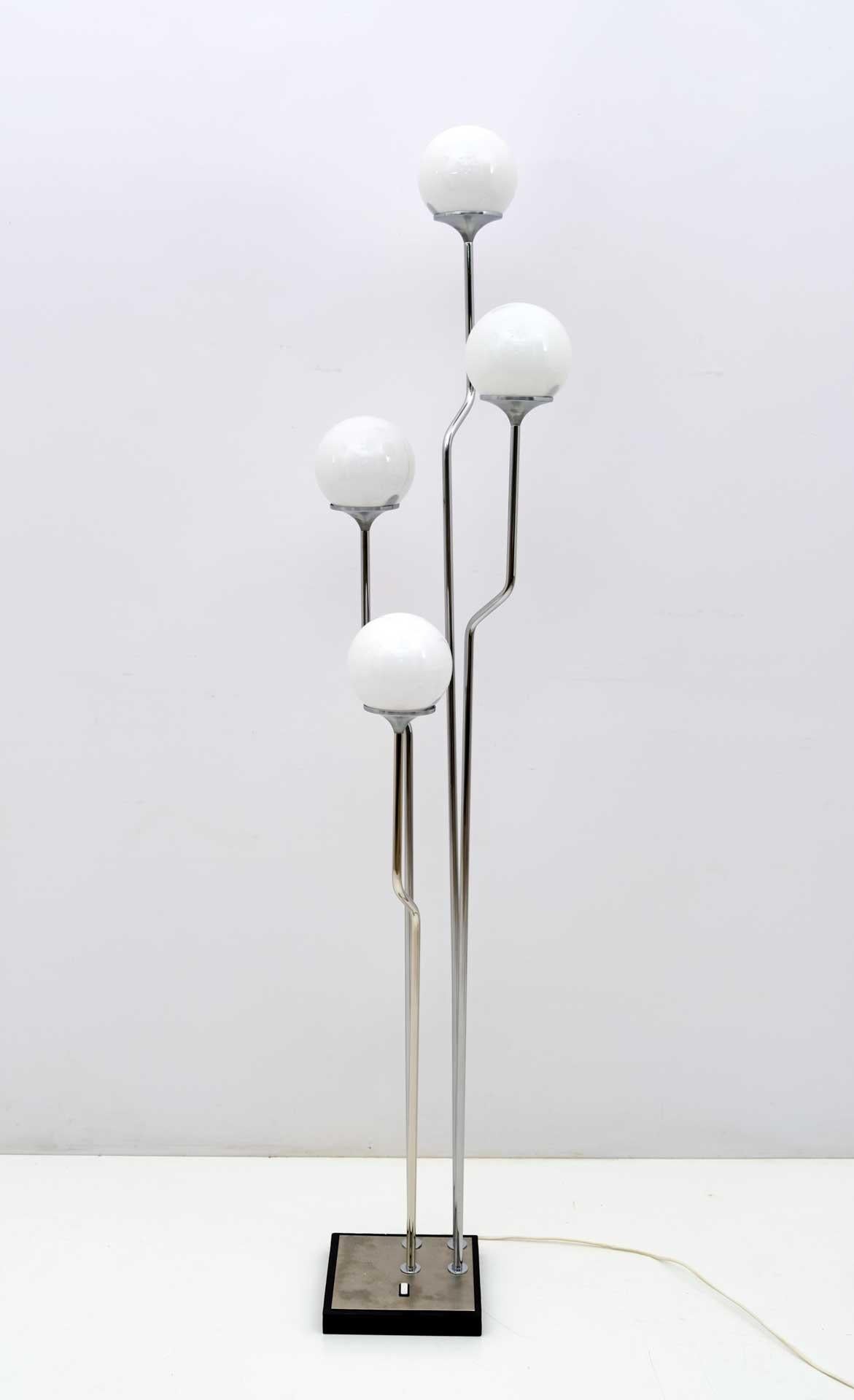 Floor lamp by the designer Goffredo Reggiani from the 1970s.
Square base with 4 chromed metal arms (perfect chrome plating) terminated by four opal glass spheres.