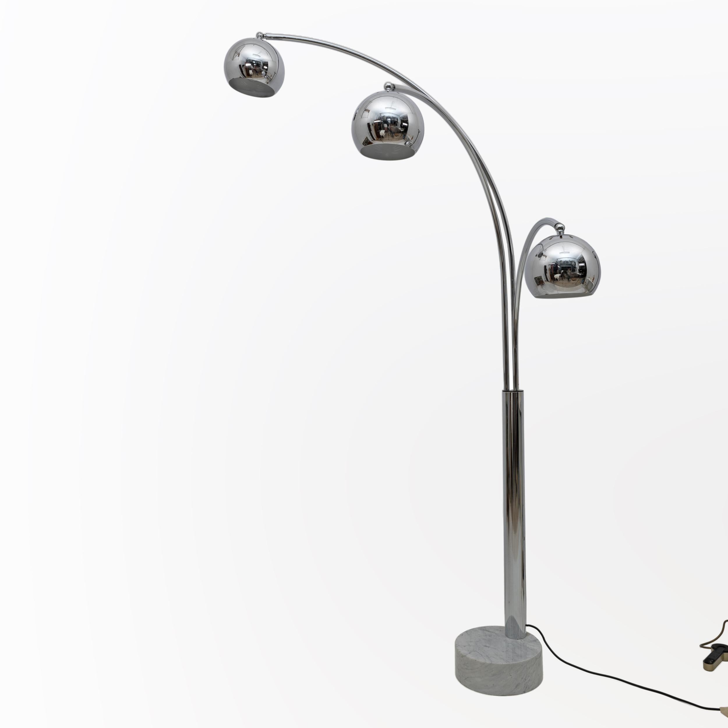 Bellissima lampada da terra in metallo cromato chiamata 