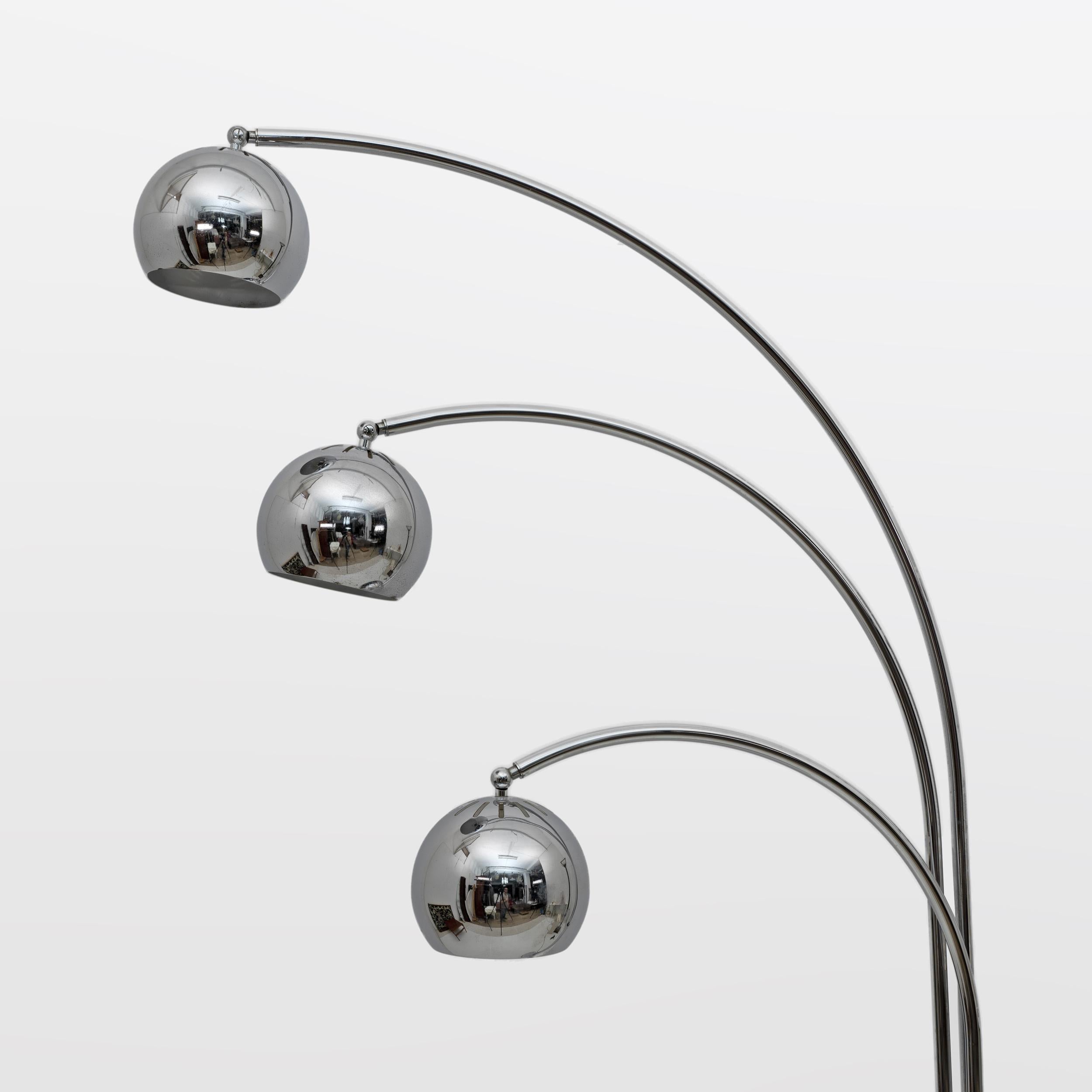 Italiano Lampada da terra in metallo cromato e marmo di Goffredo Reggiani, 1960 in vendita