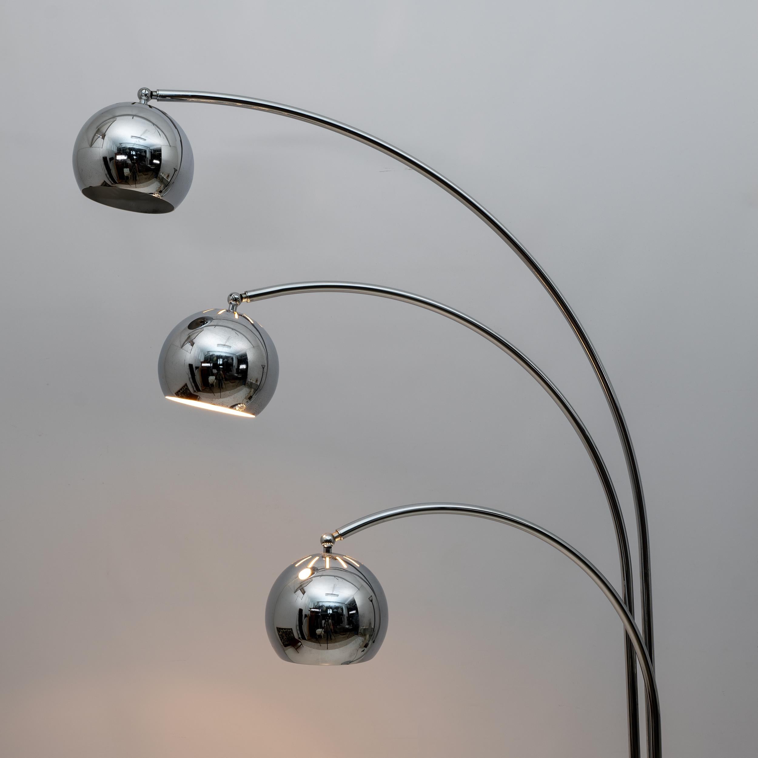Lampada da terra in metallo cromato e marmo di Goffredo Reggiani, 1960 In condizioni buone in vendita a Puglia, Puglia