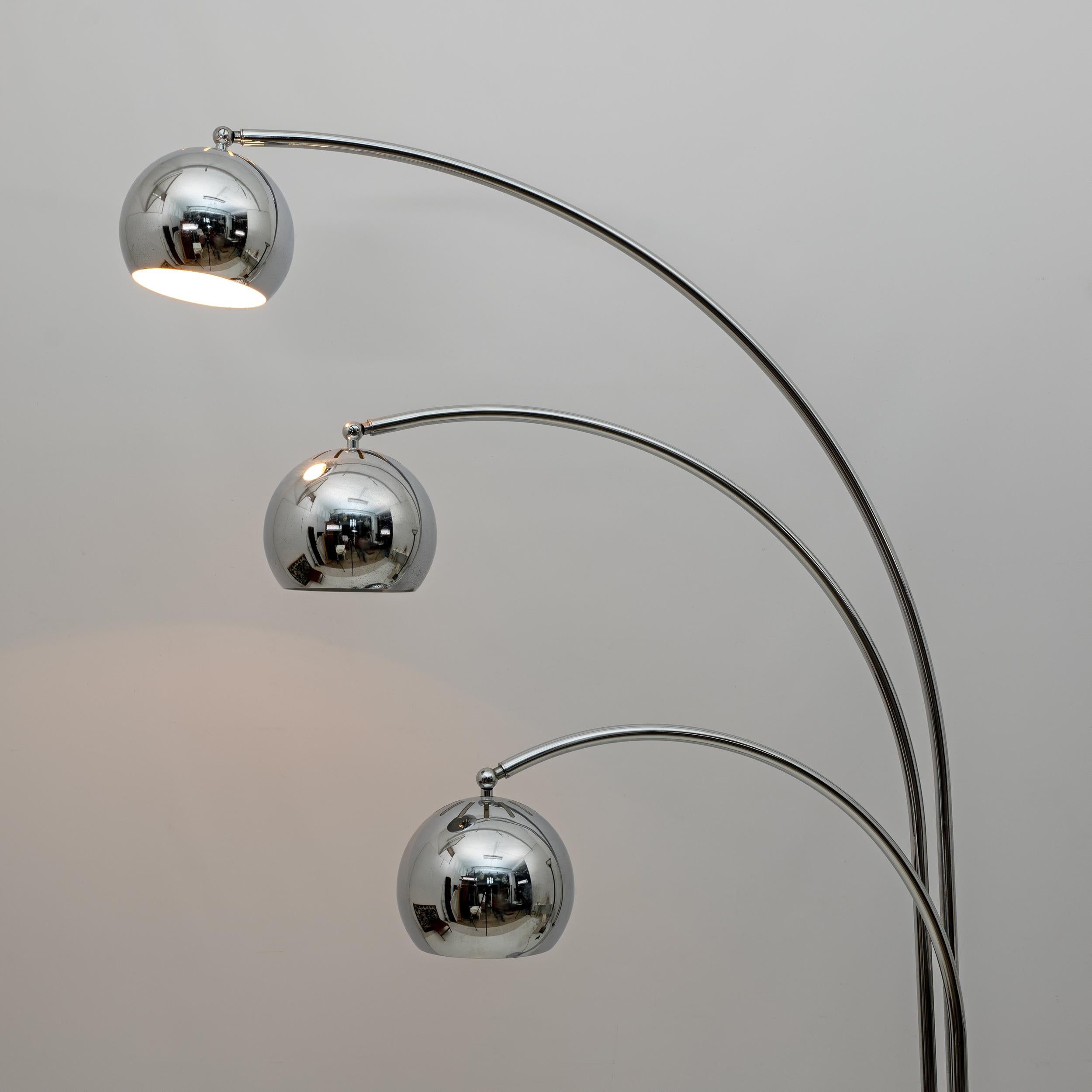 Metà XX secolo Lampada da terra in metallo cromato e marmo di Goffredo Reggiani, 1960 in vendita
